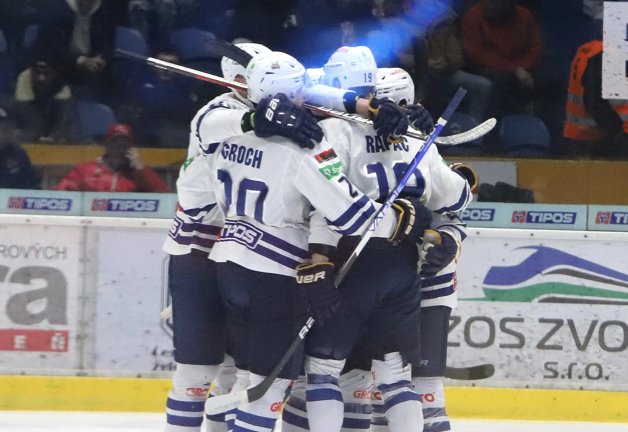 Hokejisti Spišskej Novej Vsi sa tešia po strelení gólu