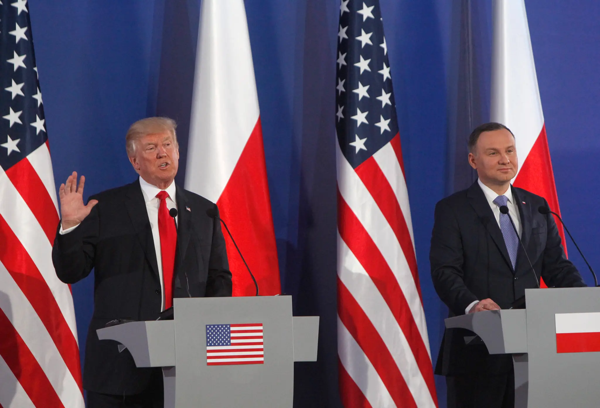 Andrzej Duda  (vpravo) počas spoločnej tlačovej konferencie s Donaldom Trumpom.