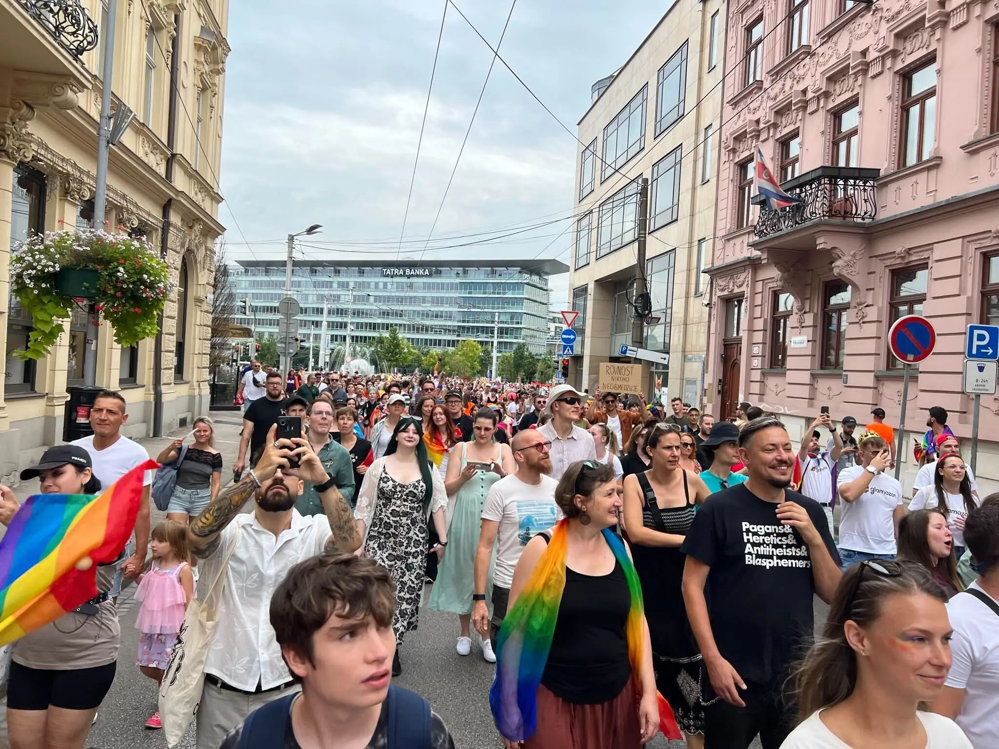 Dúhový Pride v uliciach Bratislavy.