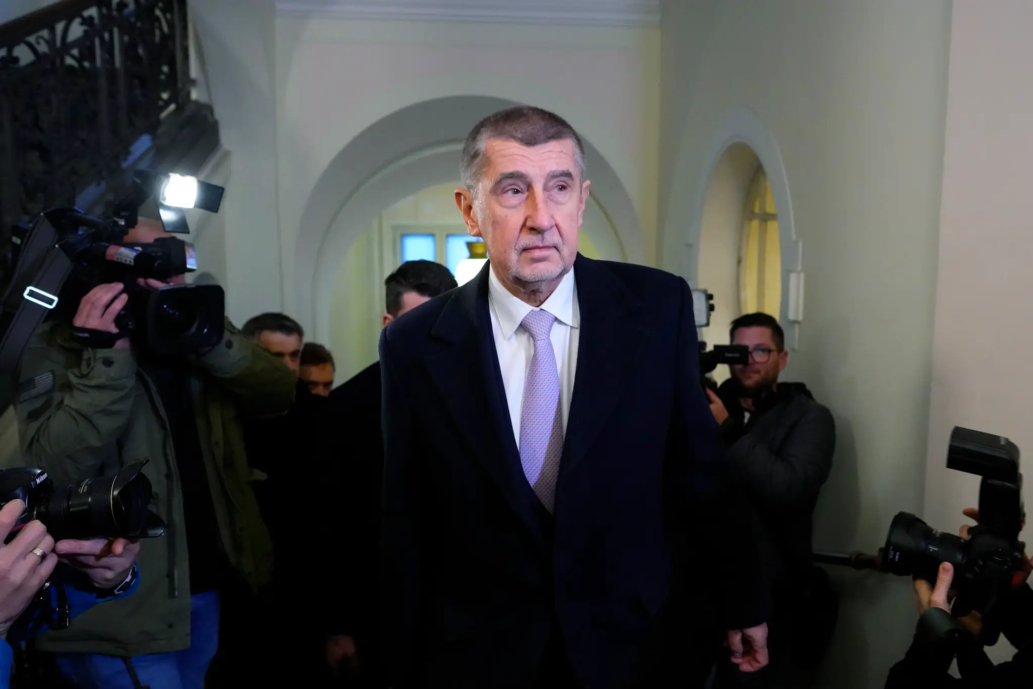 Bývalý český premiér Andrej Babiš prichádza na súd 4. januára 2023 v Prahe