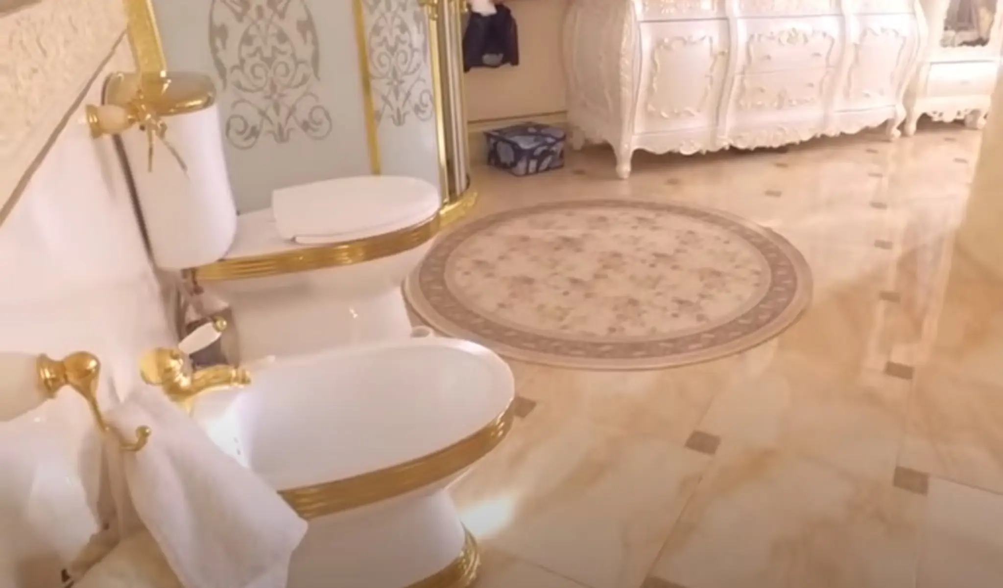 Luxusná kúpelňa v dome jedného zo zadržaných.
