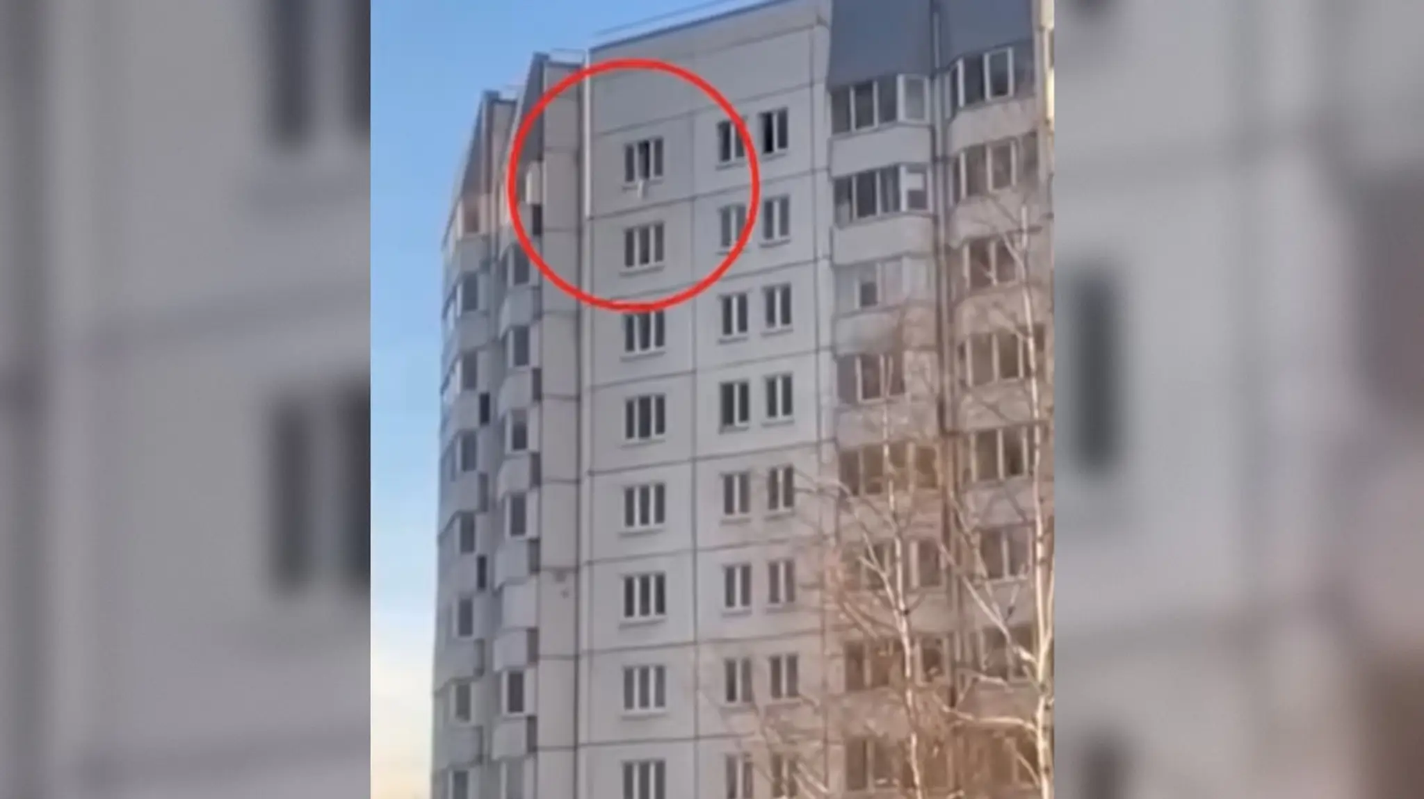 Batoľa visí z parapetu okna na 10. poschodí.
