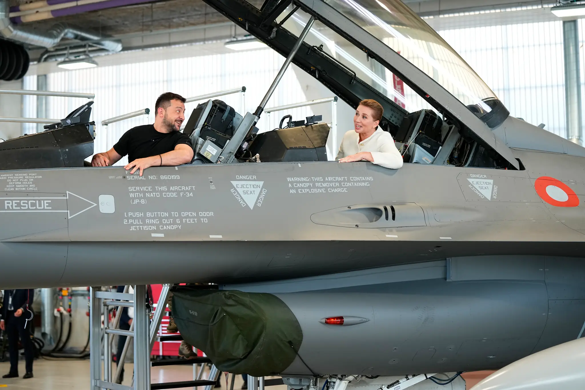 Na snímke ukrajinský prezident Volodymyr Zelenskyj a dánska premiérka Mette Fredeksenová sedia v stíhačke F-16 na leteckej základni Skrydstrup.