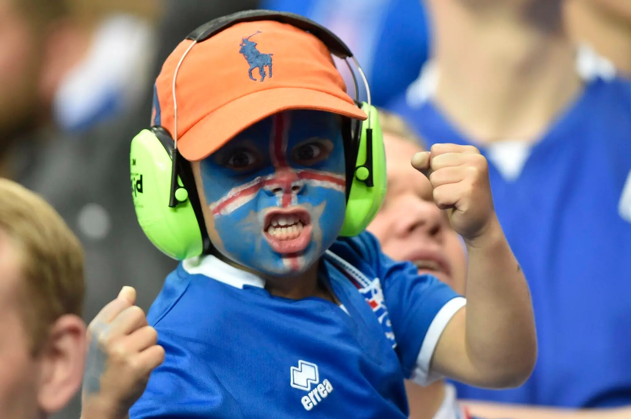 Islandský futbalový fanúšik povzbudzuje pred začiatkom štvrťfinálového zápasu Francúzsko - Island.