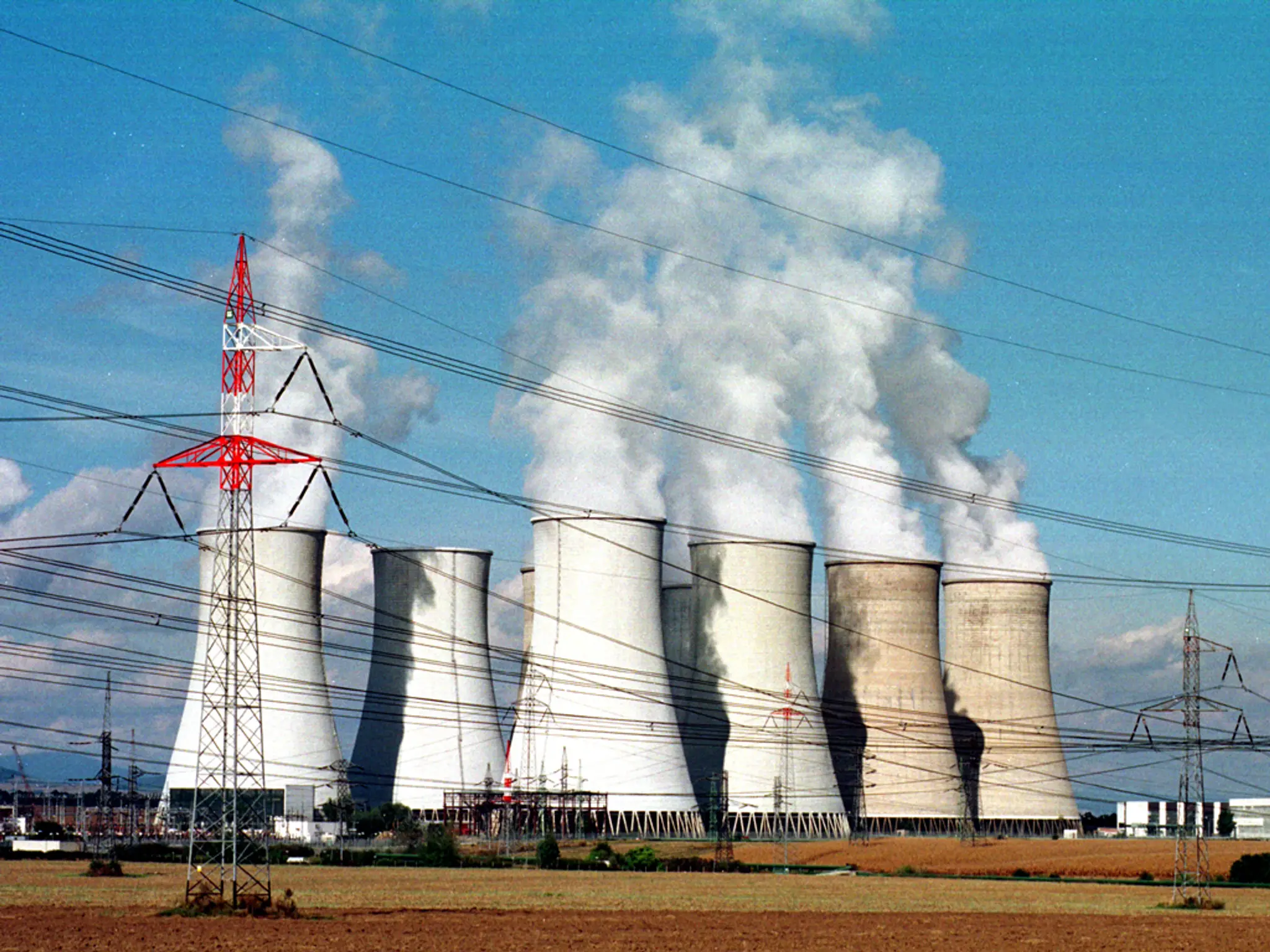 Dym z komínov z atómovej elektrárne v Jaslovských Bohuniciach.