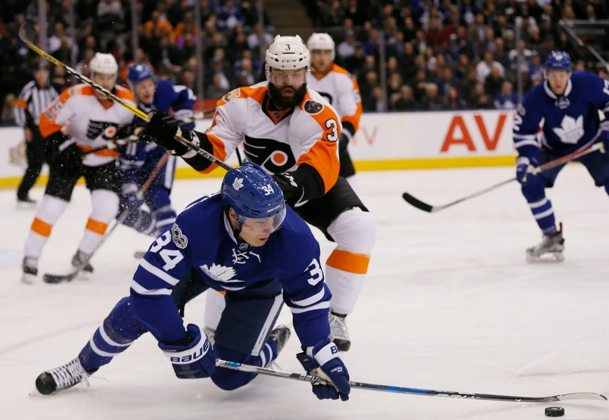 Radko Gudas (Philadelphia) v súboji s Austonom Matthewsom (Toronto).