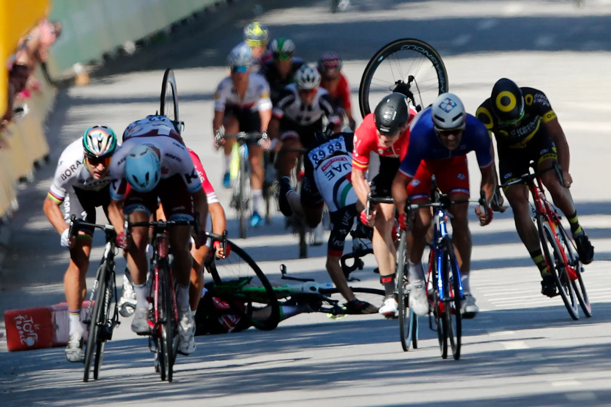 Kolízia v 4. etape Tour de France, vzadu vľavo leží Mark Cavendish.