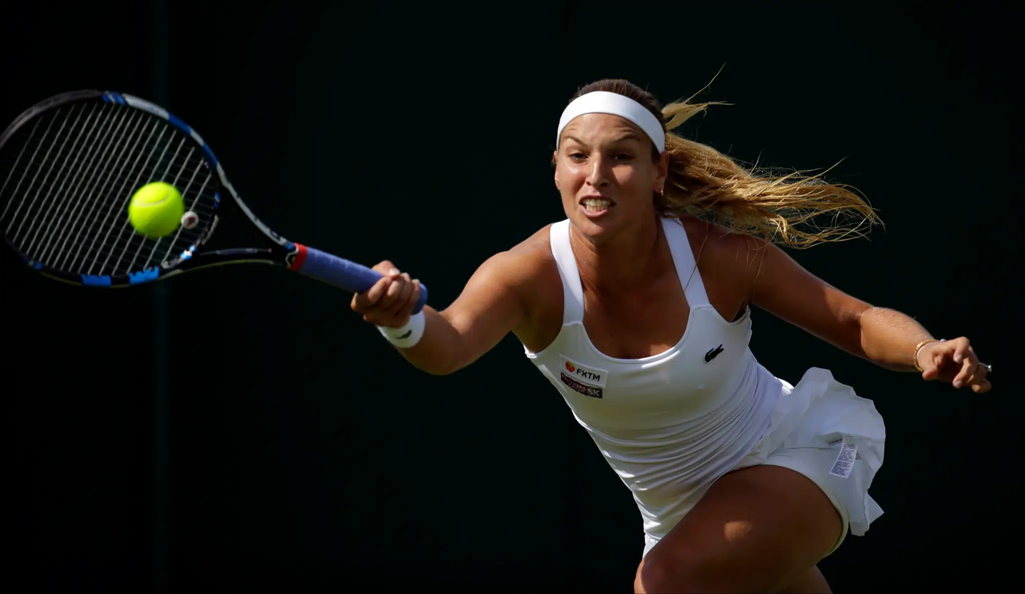 Dominika Cibulková v dueli proti Andrei Petkovičovej v 1. kole Wimbledonu 2017.