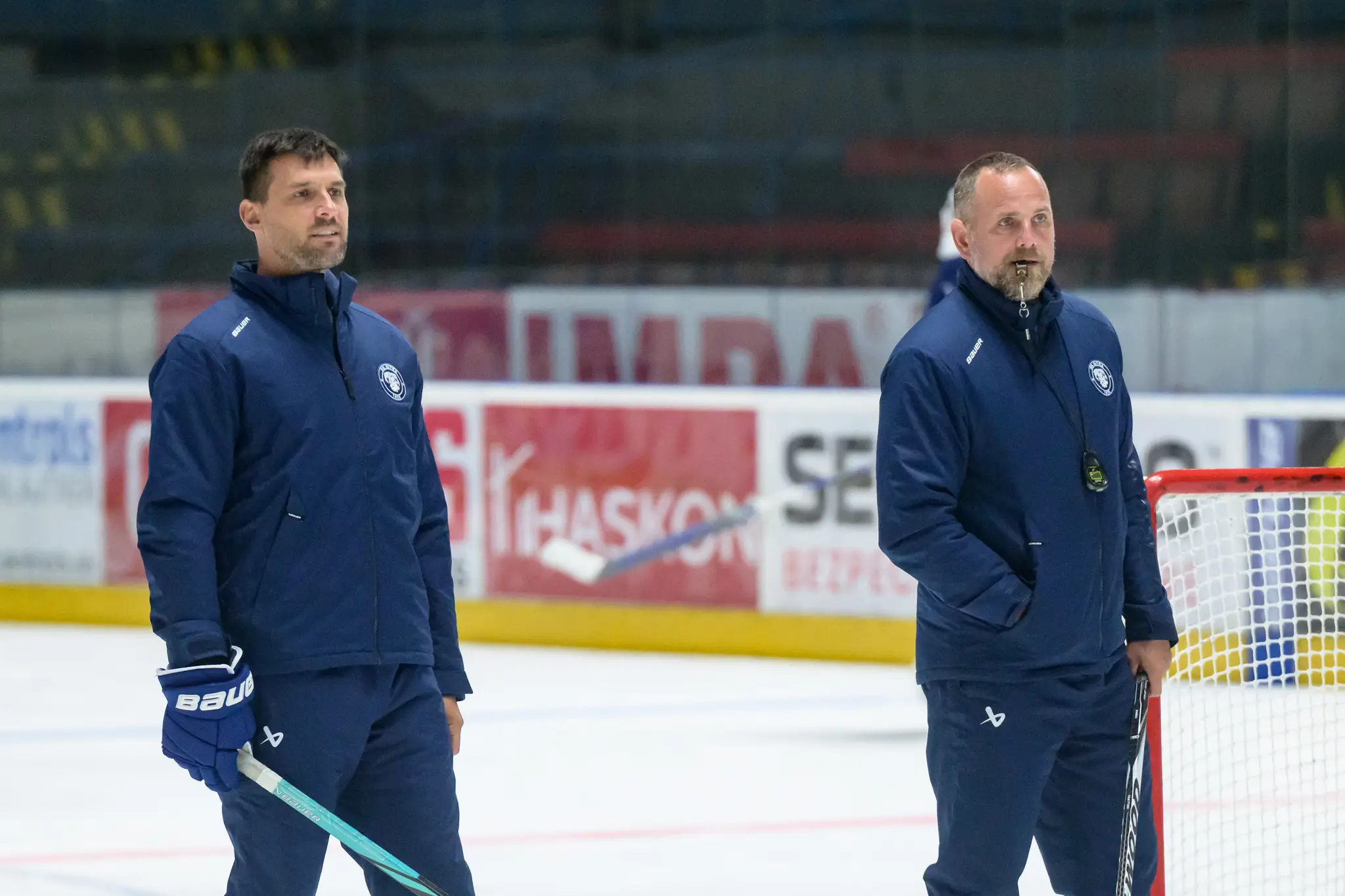 Na snímke vľavo asistent trénera Ivan Švarný a tréner Andrej Kmeč.