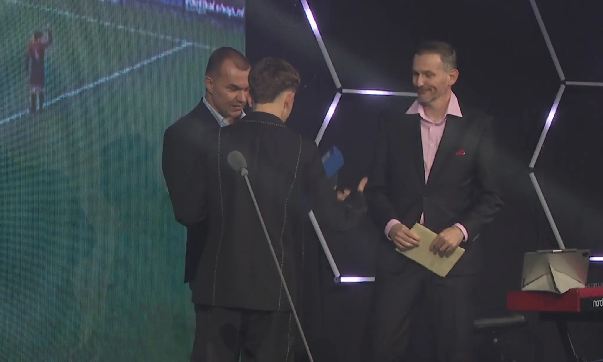 Martin Lisý (vpravo) odovzdáva cenu Samuelovi Dikošovi.