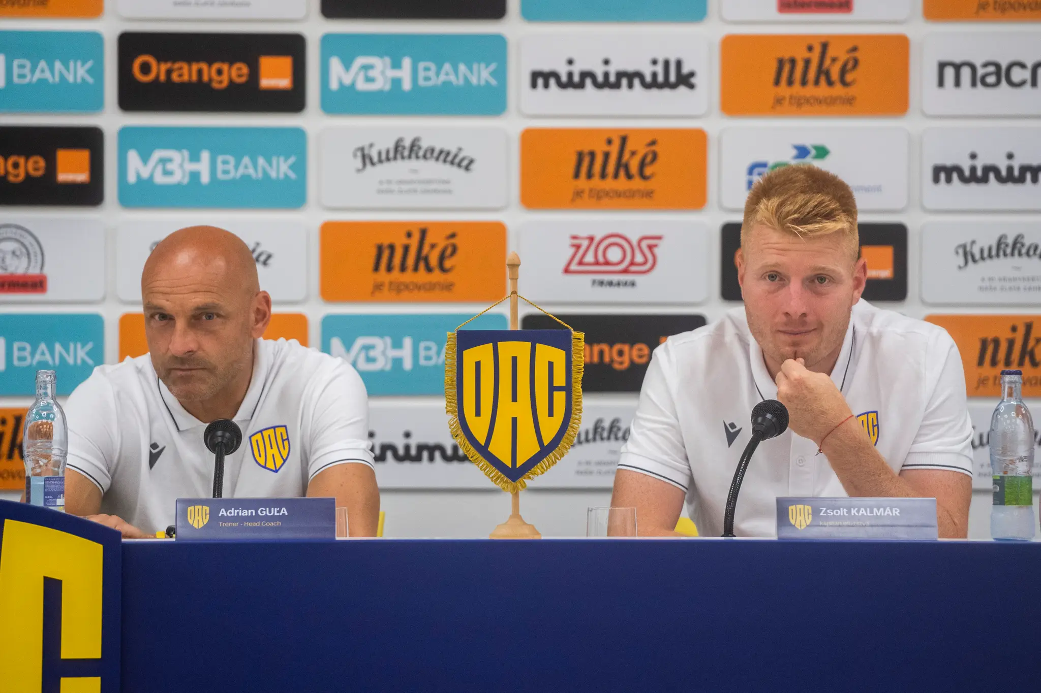 Tréner Adrián Guľa s kapitánom DAC Zsoltom Kalmárom
