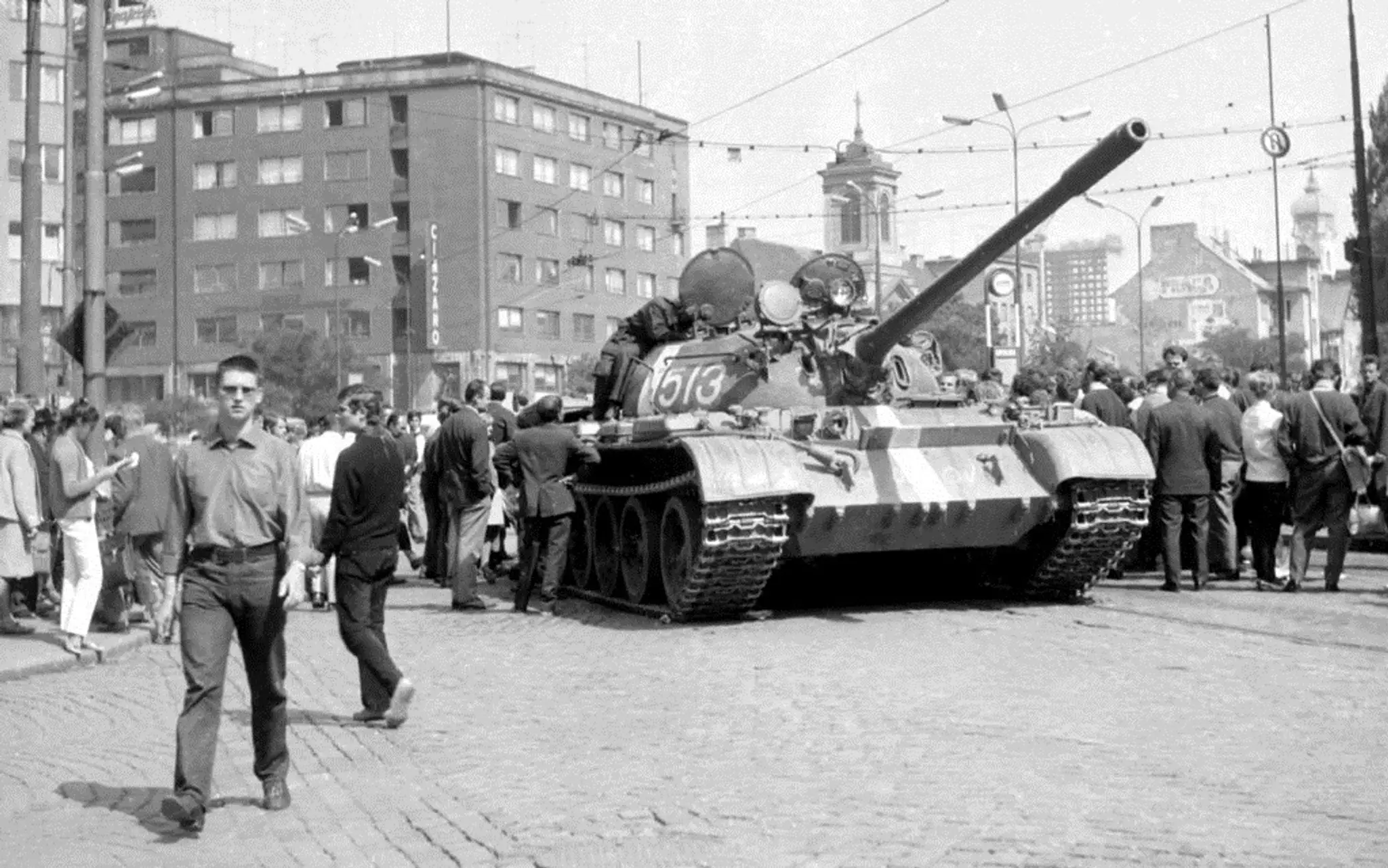 Na snímke Štúrova ulica a Námestie SNP deň po vstupe sovietskych tankov do mesta 