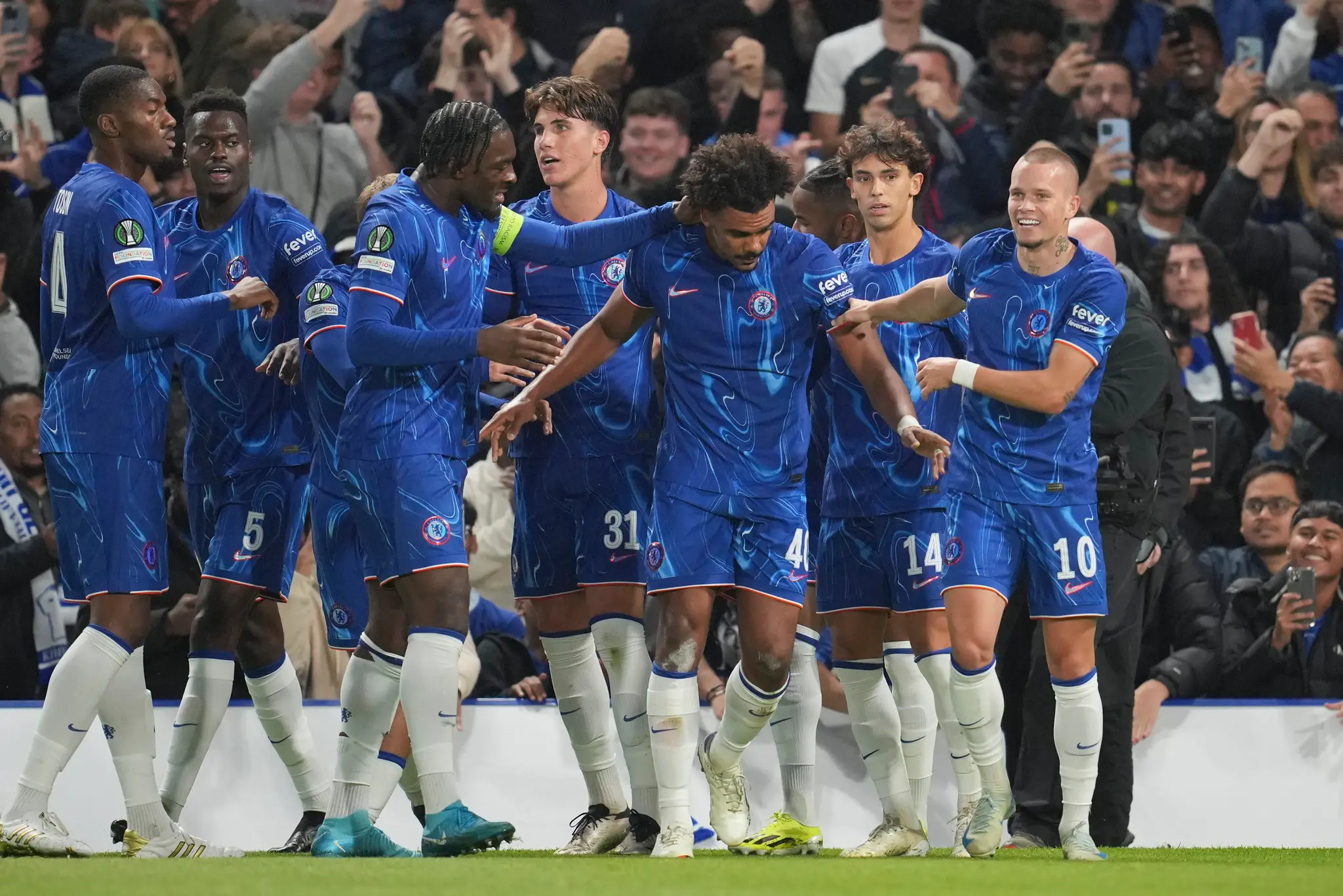 Na snímke futbalista Renato Veiga (tretí sprava) z FC Chelsea sa raduje z gólu so spoluhráčmi