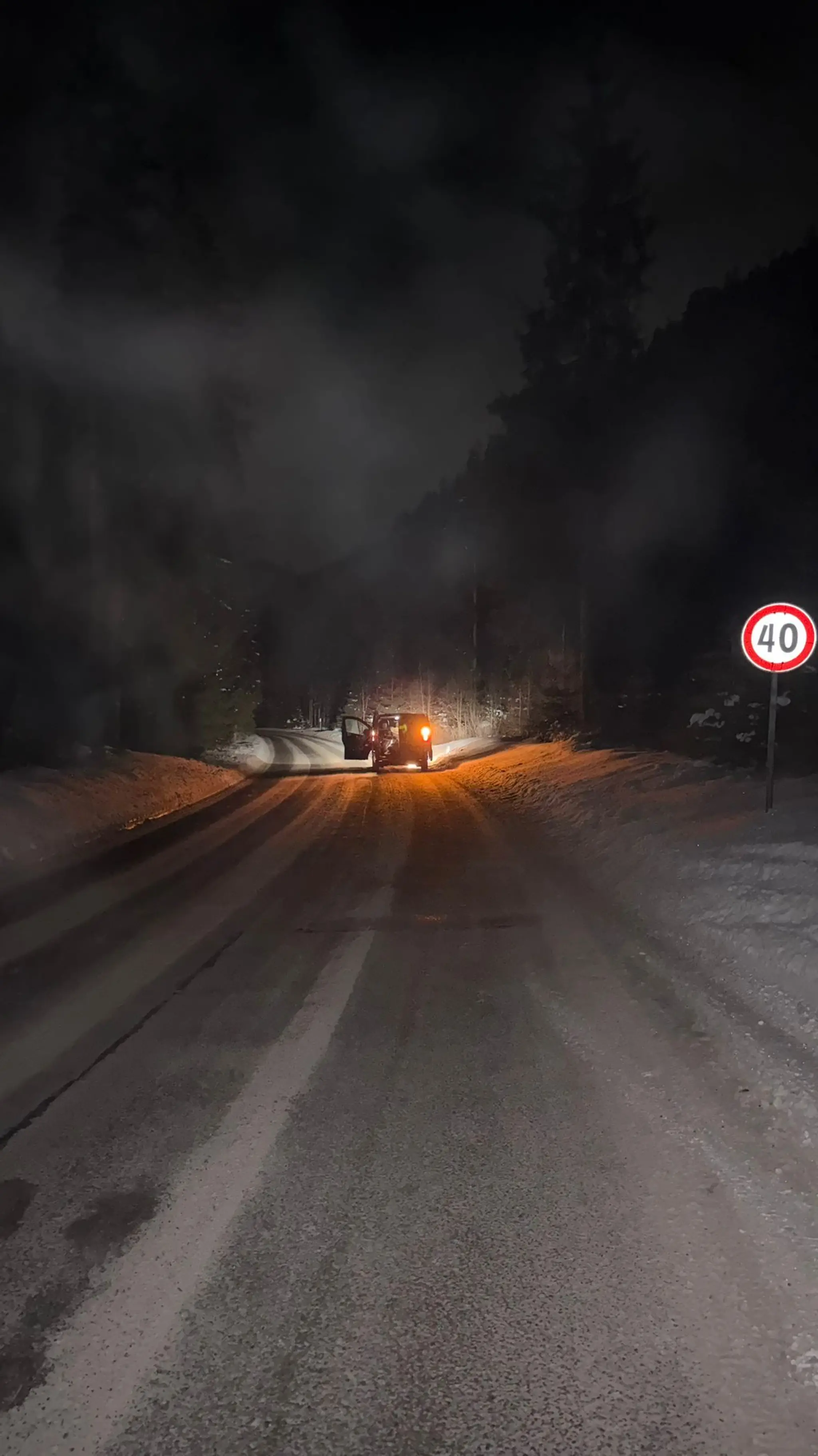 Dodávka zhorela do tla, kapela unikla o vlások.