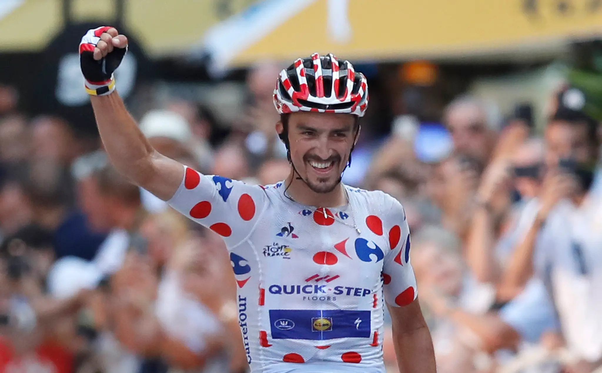 Francúzsky cyklista Julian Alaphilippe oslavuje v cieli víťazstvo