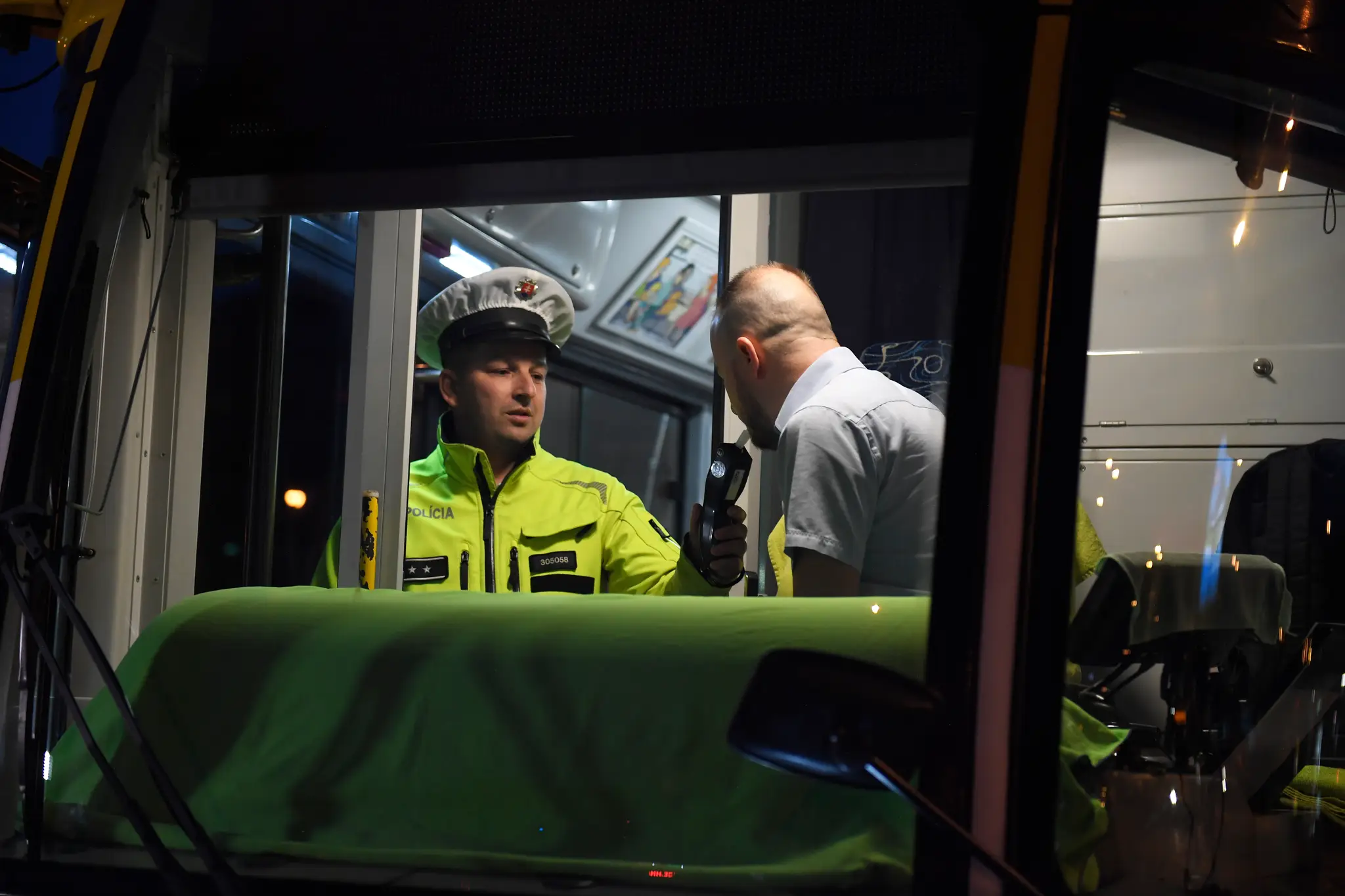 Na snímke policajt dáva fúkať vodičovi električky počas dopravno-bezpečnostnej preventívnej akcie v Košiciach.