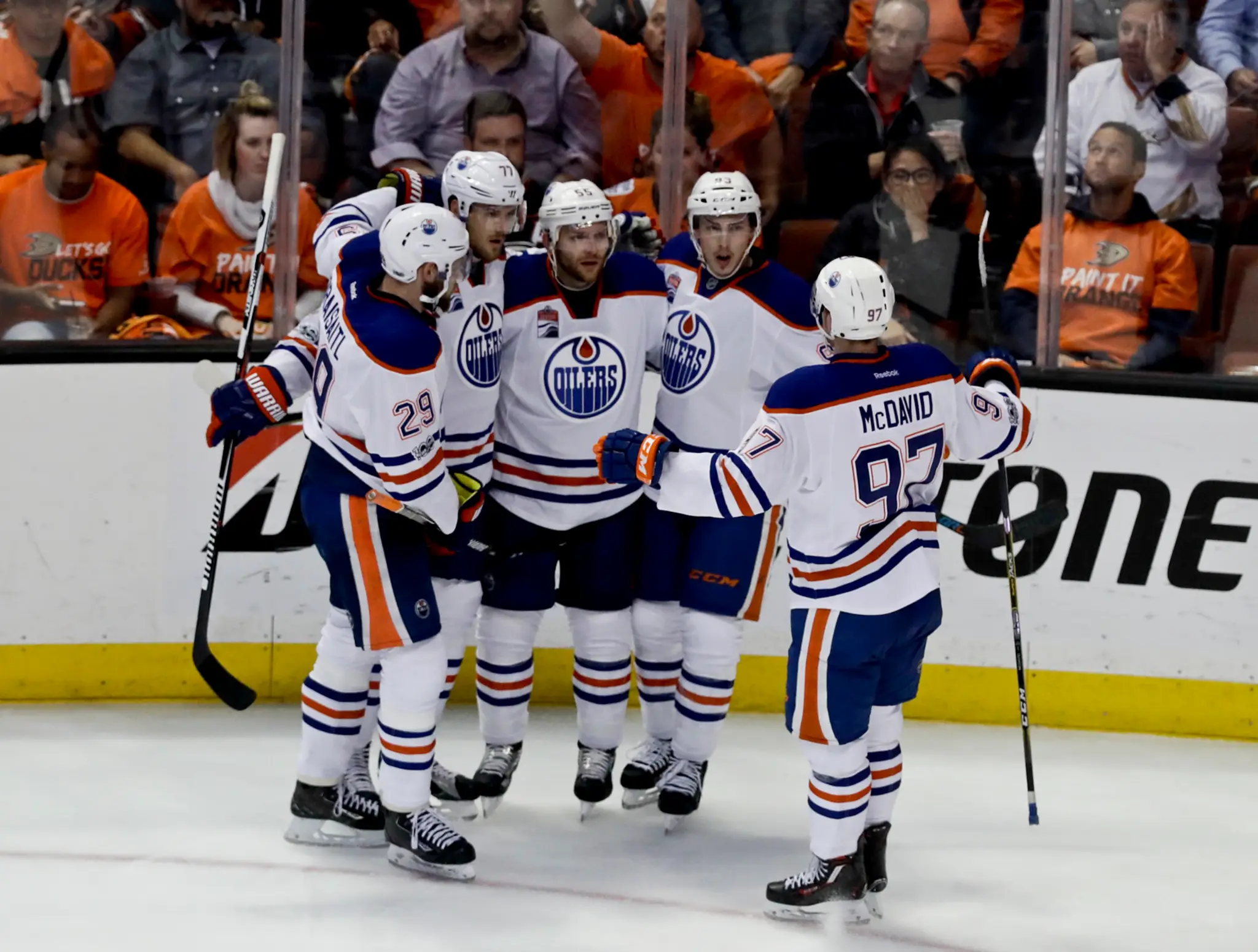 Radosť hráčov Edmontonu v dueli play-off proti Anaheimu.