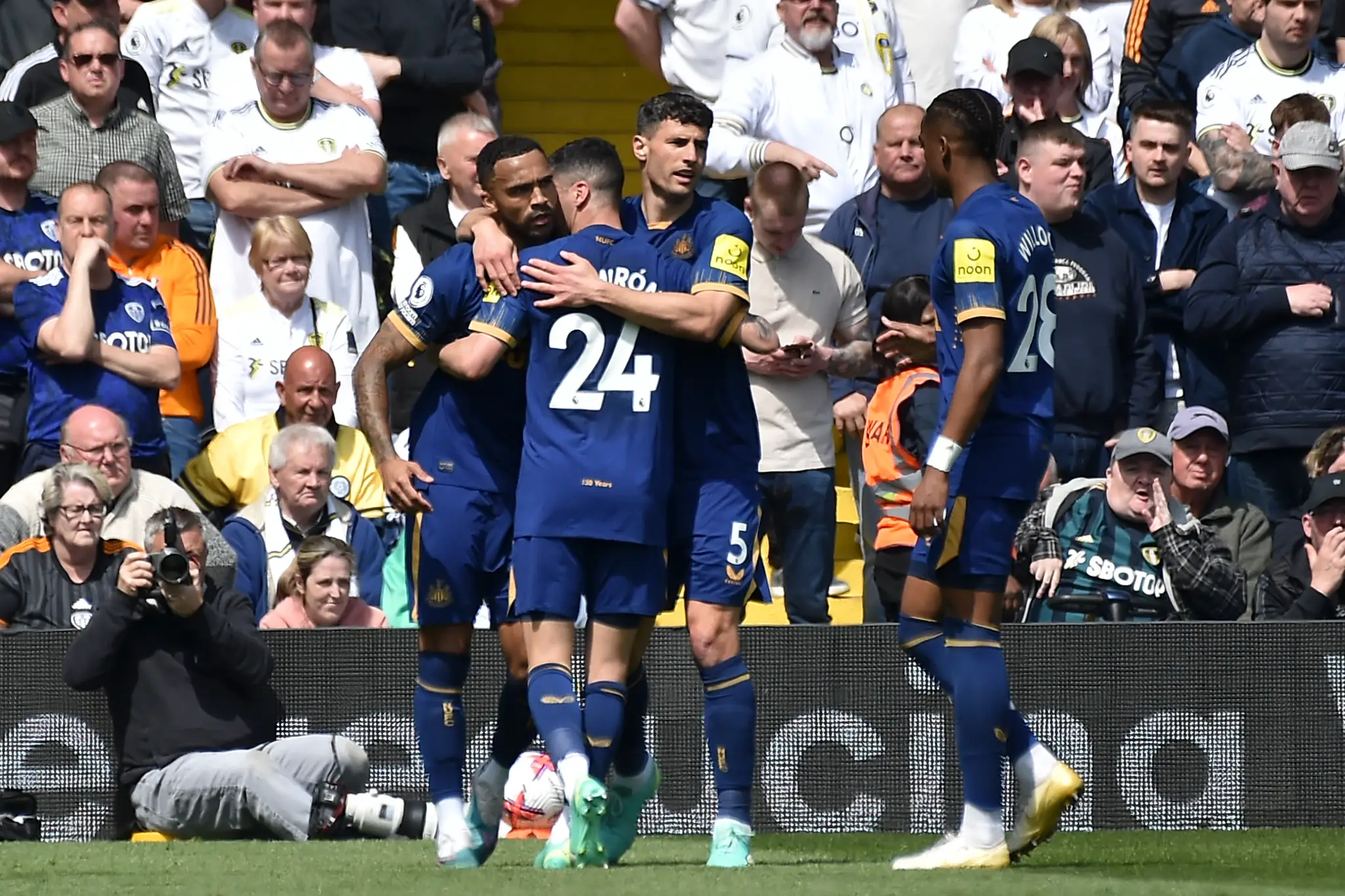 Callum Wilson z Newcastle United sa teší z gólu so spoluhráčmi