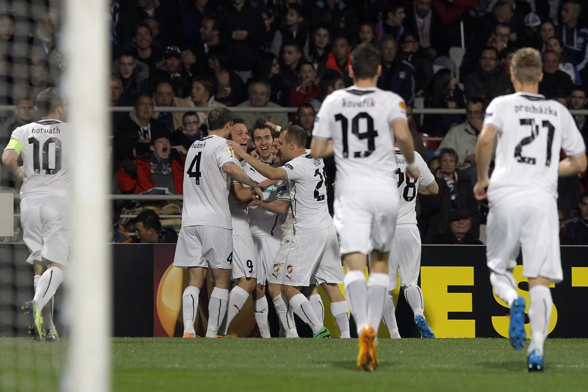 Hráči Viktorie Plzeň oslavujú gól do bránky Olympique Lyon vo futbalovom zápase osemfinále Európskej ligy Olympique Lyon - Vikto