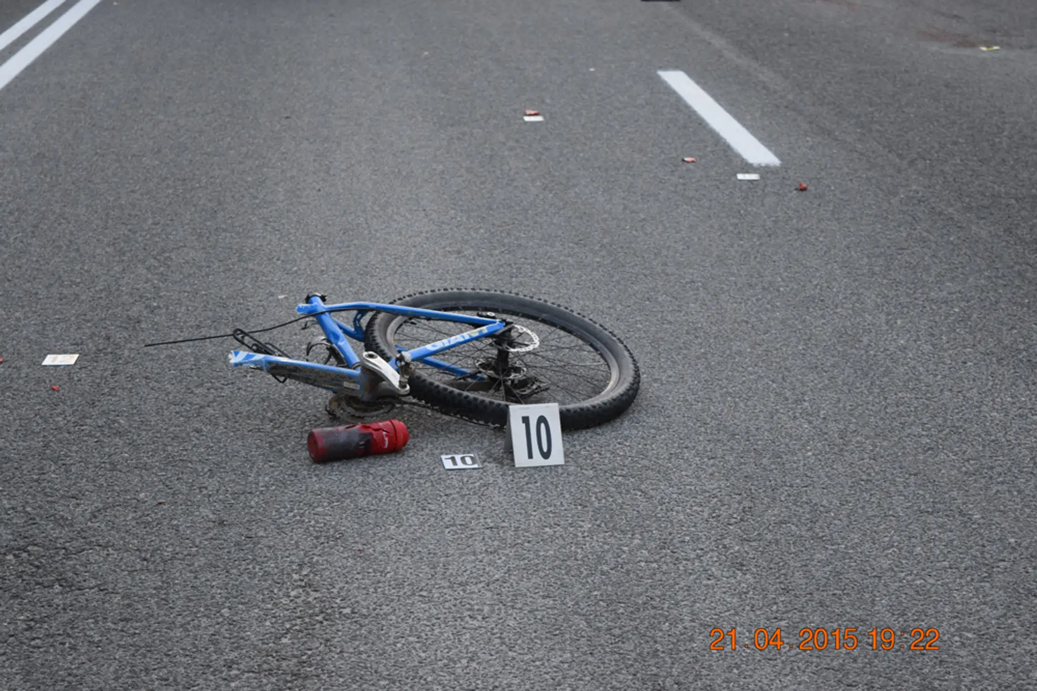 Smrteľná nehoda motorkára a cyklistu.