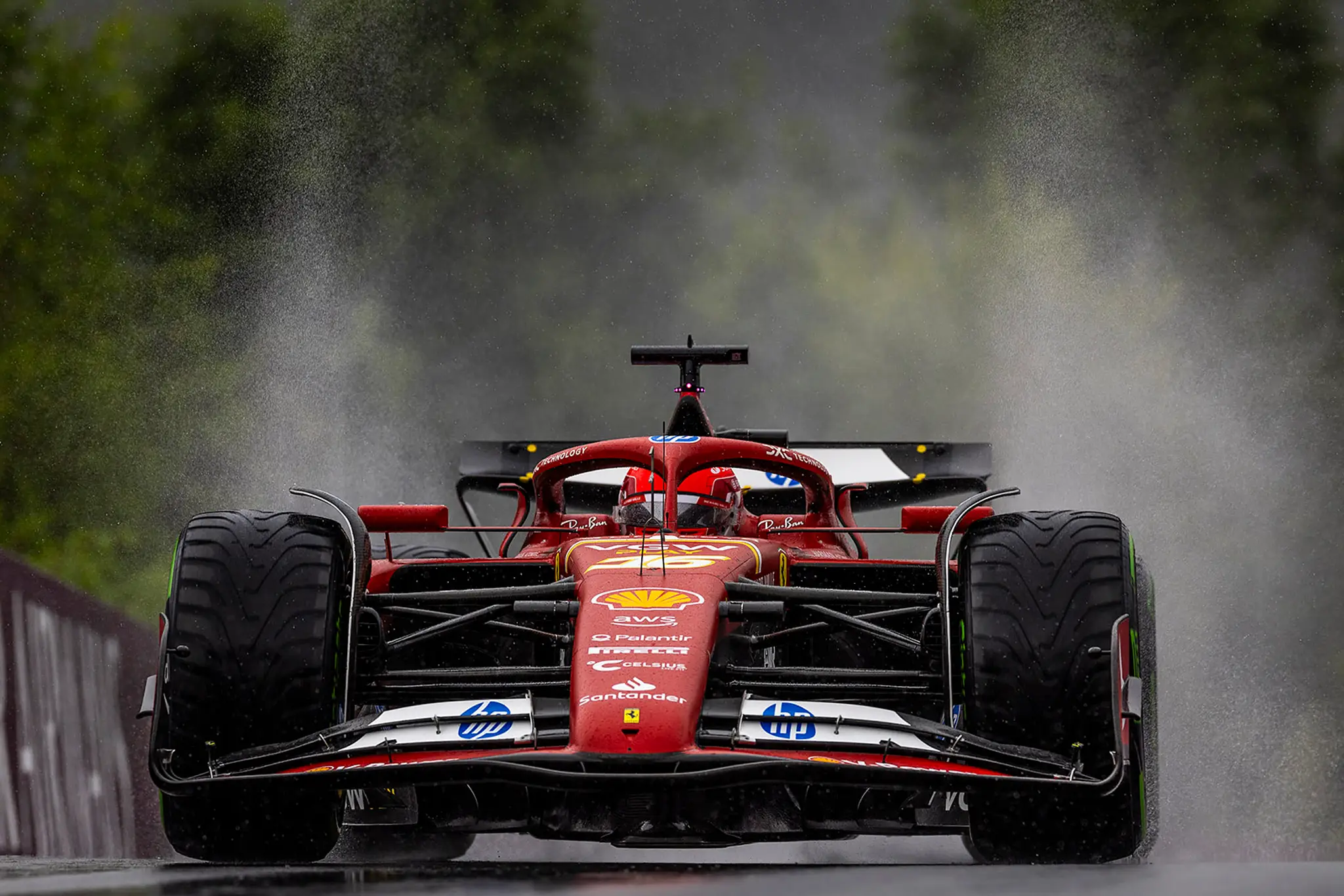Charles Leclerc na Ferrari si so sobotnými podmienkami dokázal poradiť.