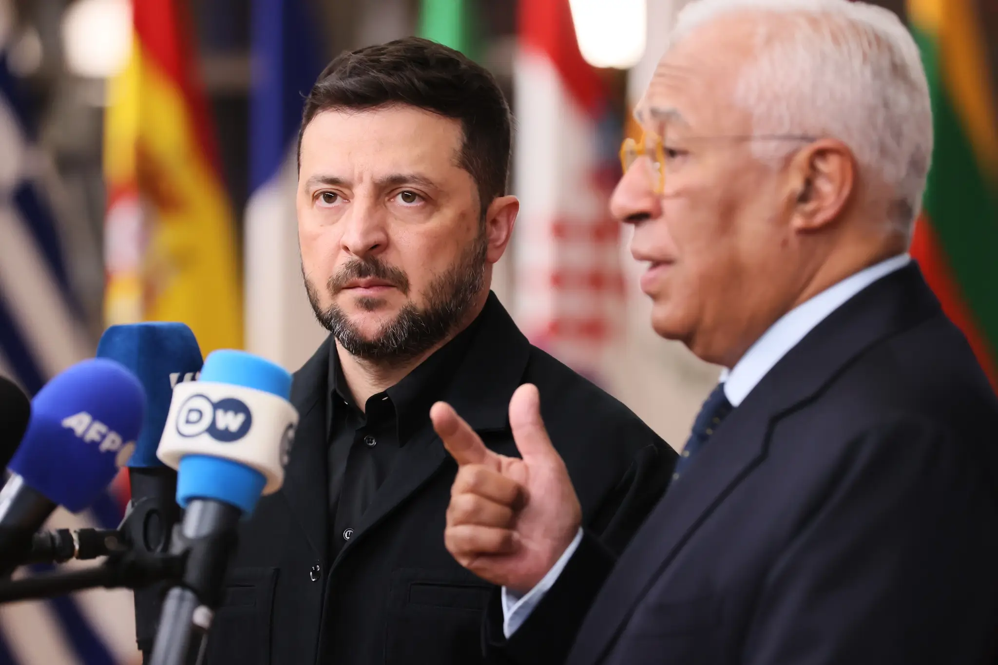 Predseda európskej rady António Costa (vpravo) a ukrajinský prezident Volodymyr Zelenskyj hovoria s novinármi počas ich príchodu na summit EÚ v sídle Európskej rady v Bruseli.