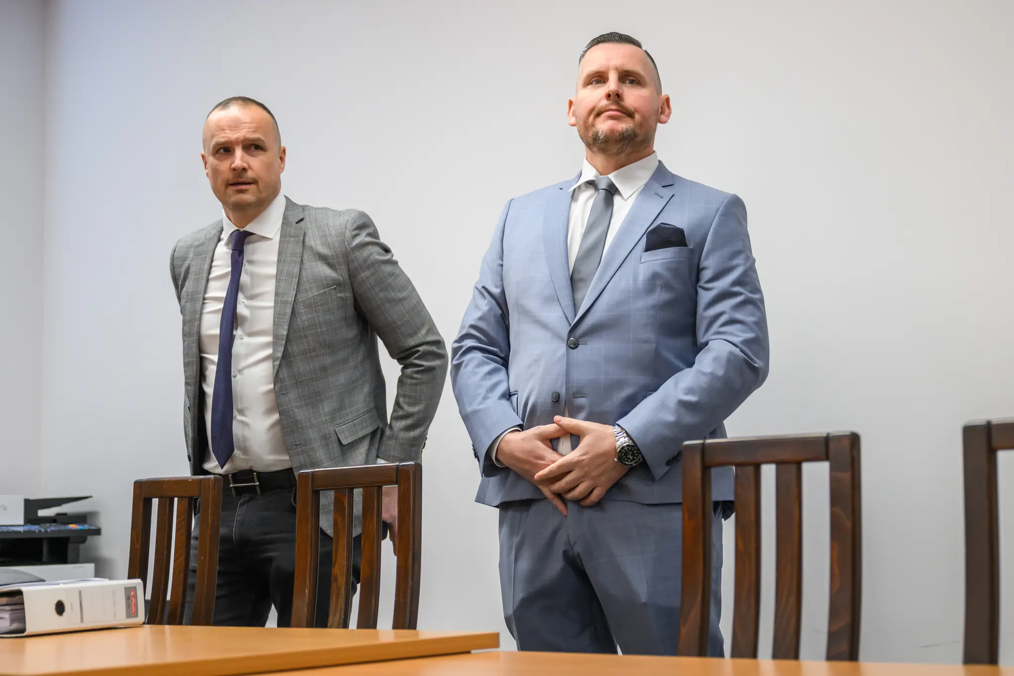 Zľava obhajca David Lindtner a obvinený Daniel Bombic.