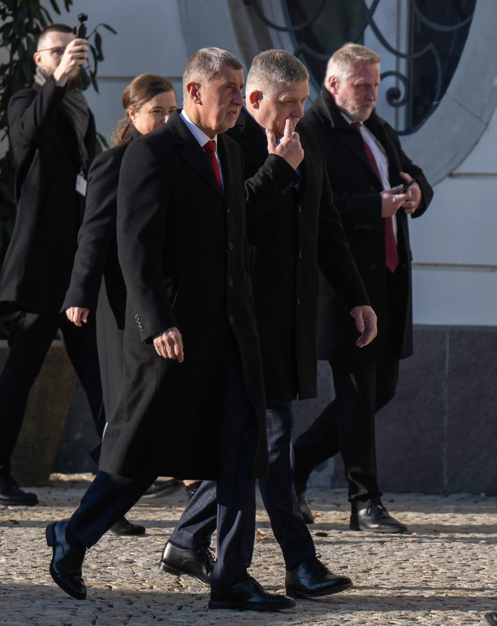 Slovenský premiér Robert Fico (vľavo) a český premiér Andrej Babiš (vpravo) kráčajú počas uvítacieho ceremoniálu v Bratislave.