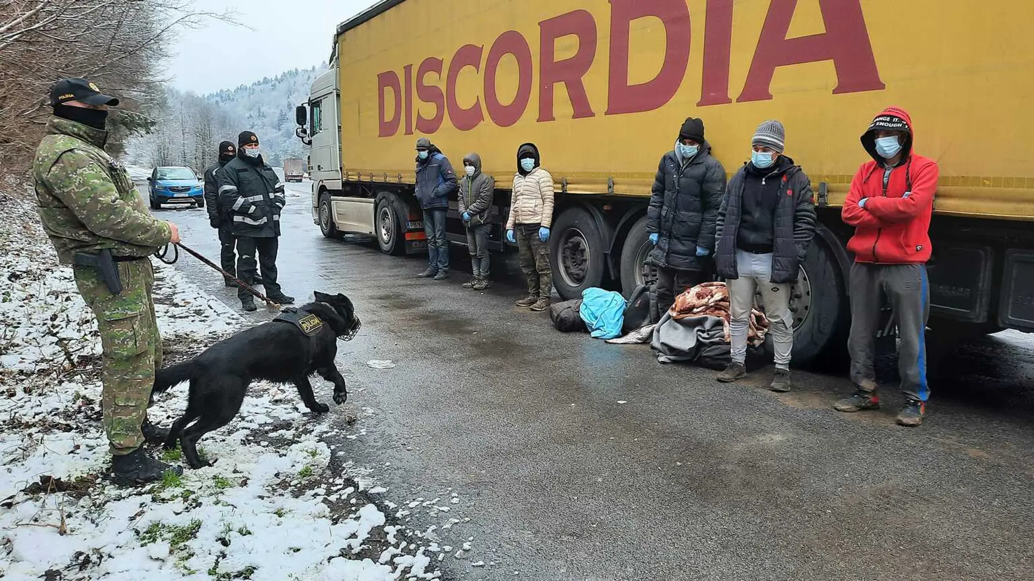 Polícia rieši prípad vodiča, ktorý viezol neznámych mužov.