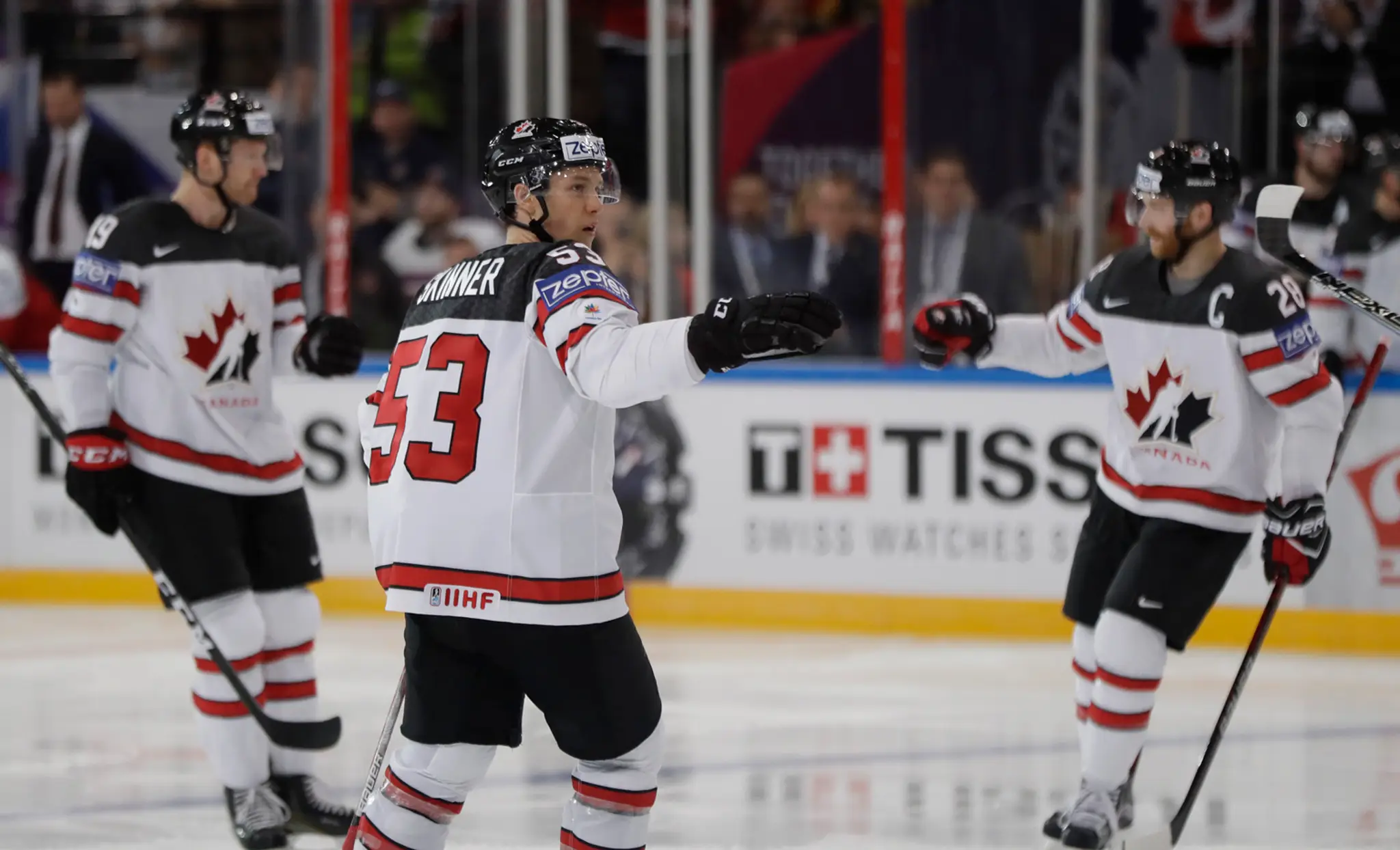 Zľava Kanaďania Mike Matheson, Jeff Skinner a Nate Mackinnon oslavujú gól proti Česku na MS 2017.