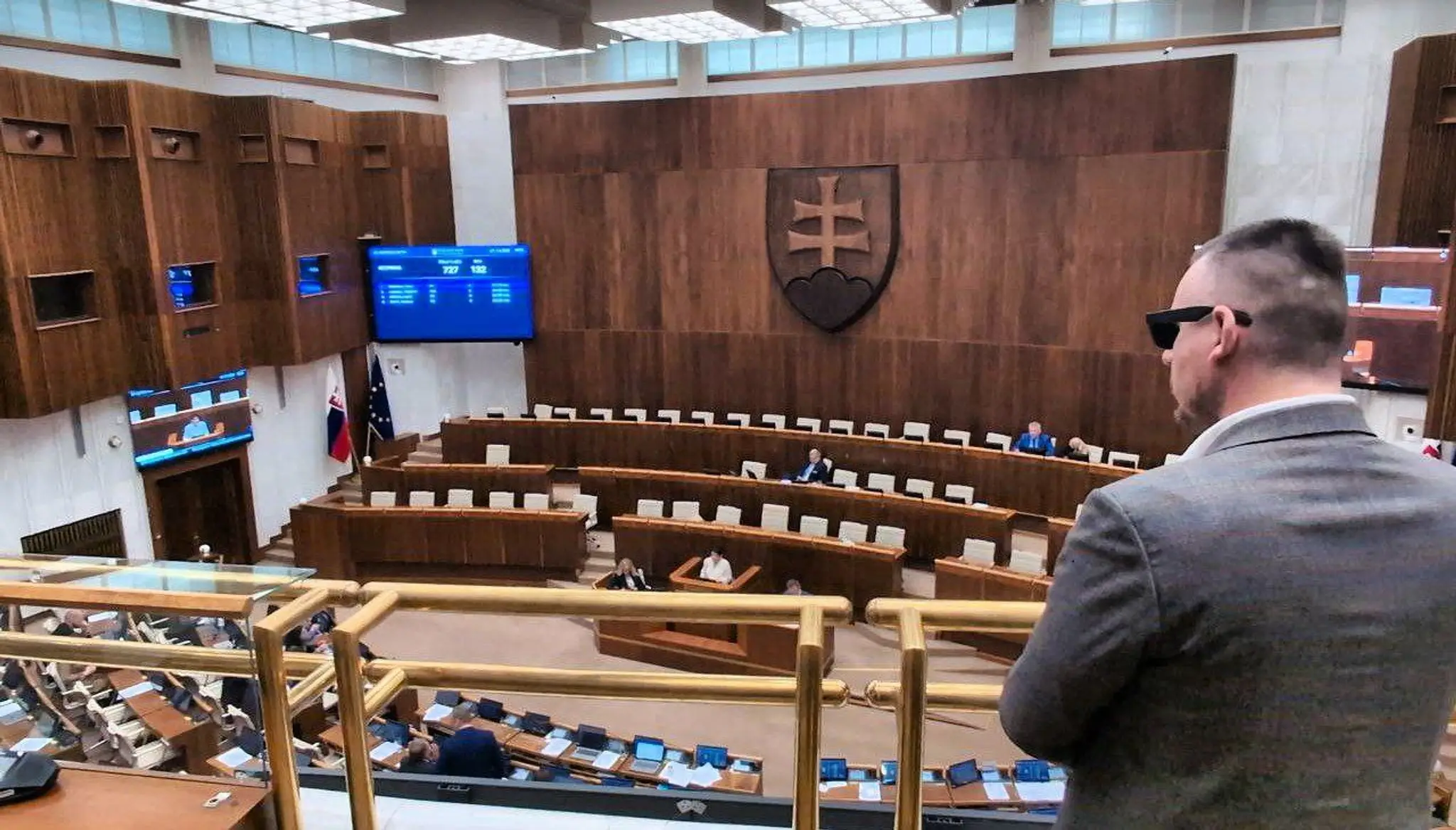 Daniel Bombic v parlamente.