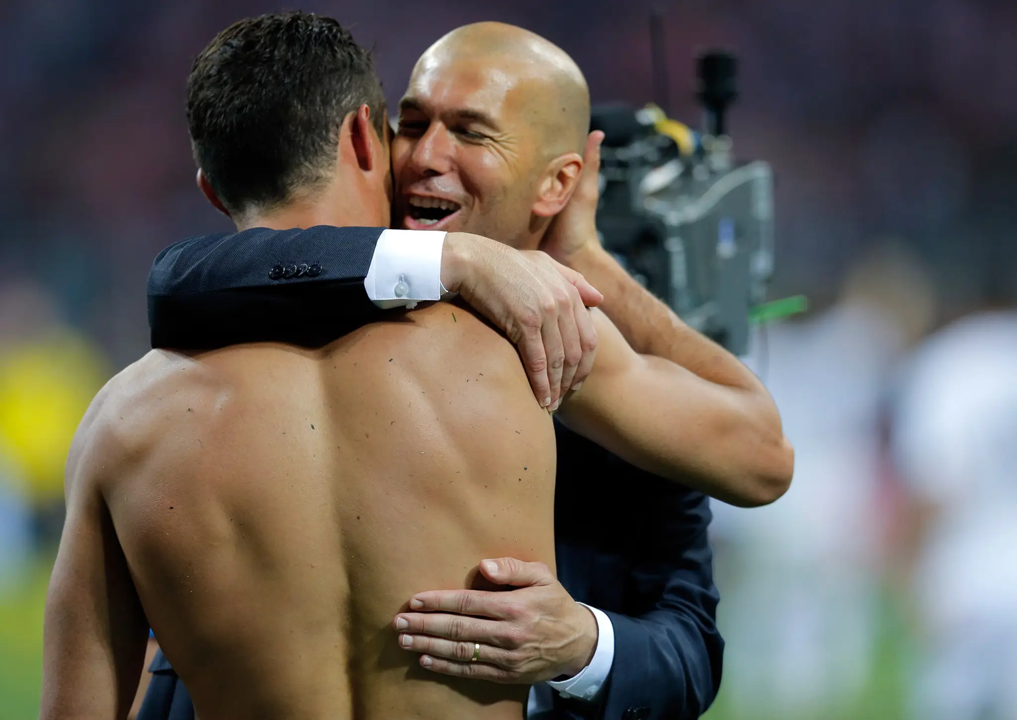 Zidane Zidan objíma Cristiana Ronalda po finále Ligy majstrov 2015/16.