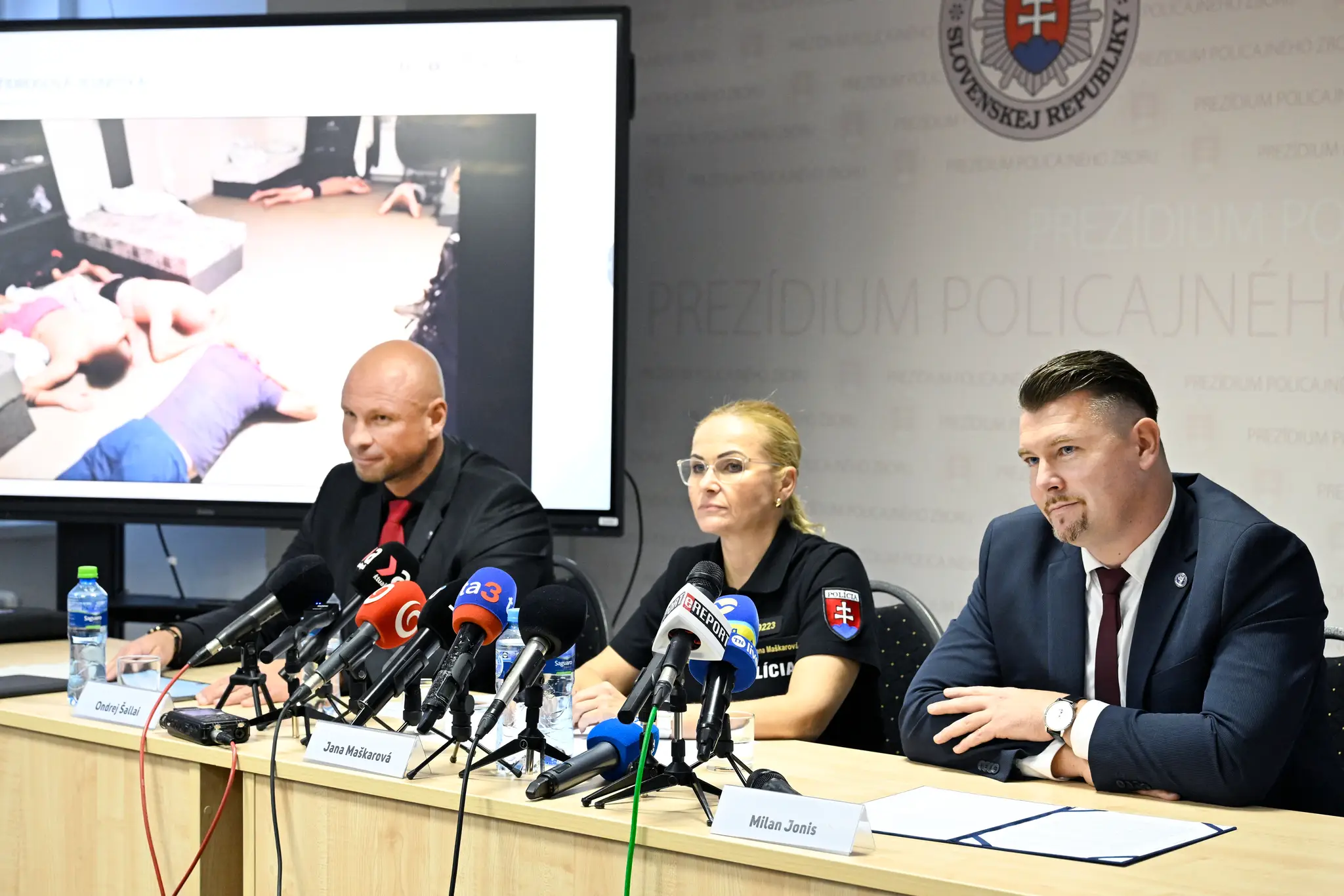 Na snímke sprava riaditeľ Národnej protidrogovej jednotky Milan Jonis, prezidentka Policajného zboru Jana Maškarová a vedúci protidrogového oddelenia Západ Ondrej Šallai.