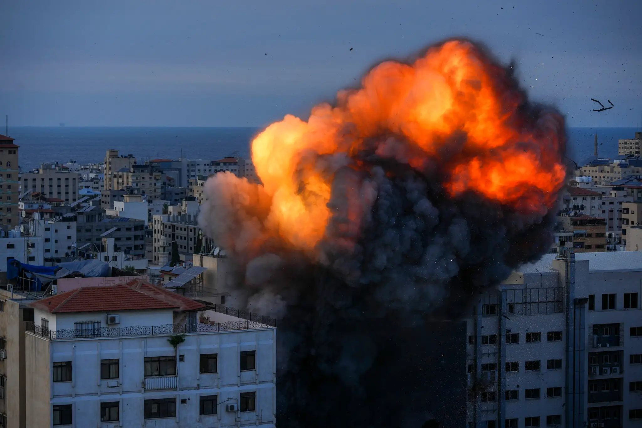 Po izraelskom nálete v meste Gaza stúpa oheň a dym.