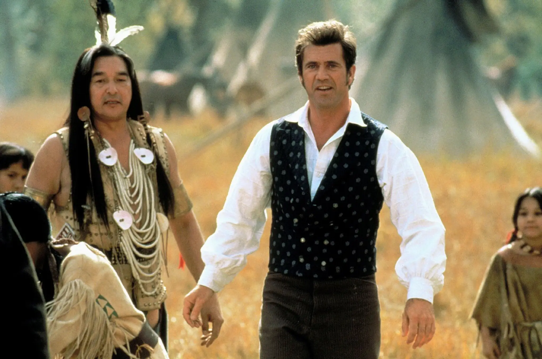 Graham Greene a Mel Gibson vo filme Maverick