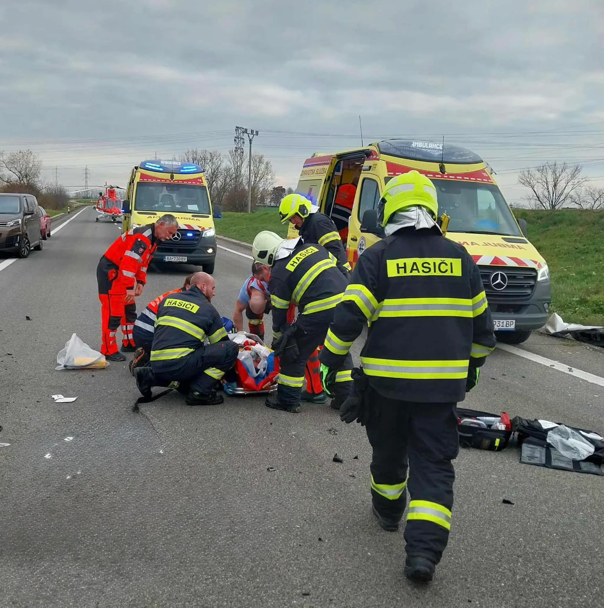 Vážna nehoda auta a nákladiaku.