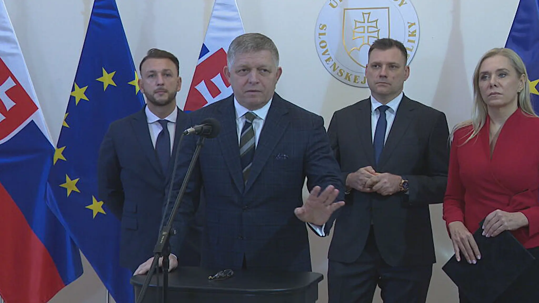 Vláda stále odkladá vyslovenie dôvery v parlamente. 