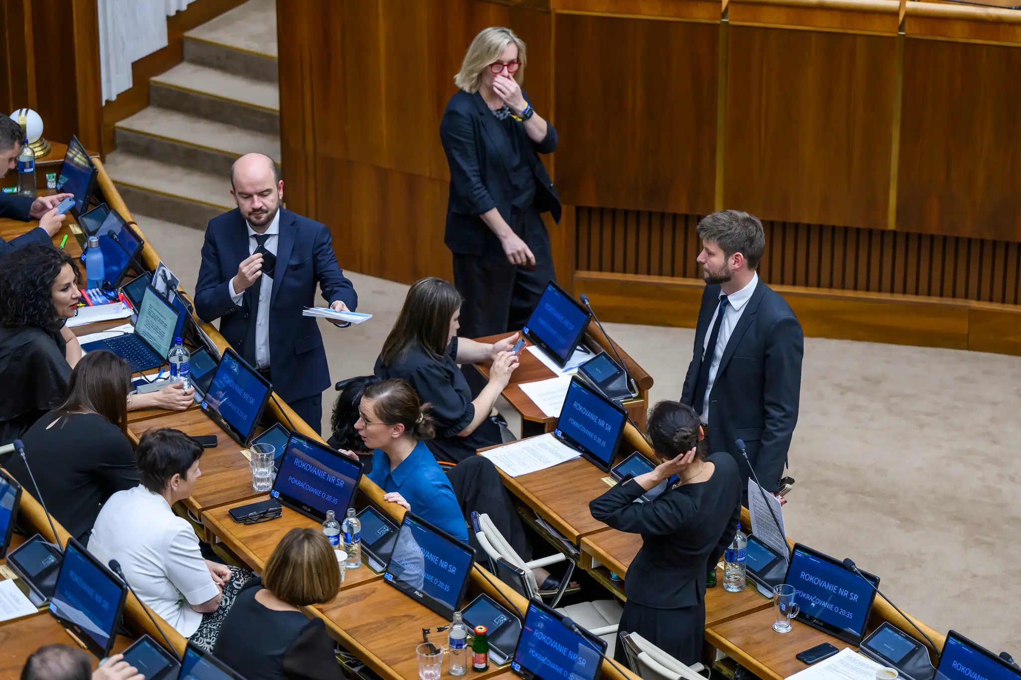 Podpredseda NR SR Michal Šimečka (PS) a opoziční poslanci a poslankyne z PS pred hlasovaním o zákone o STVR.