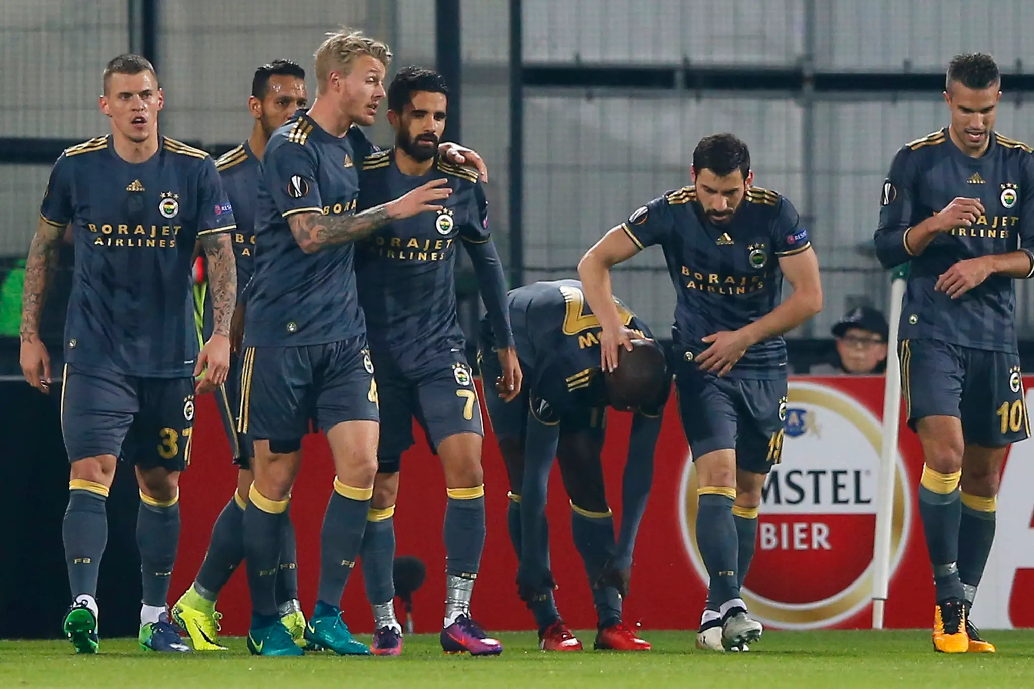 Radosť hráčov Fenerbahce aj s Martinom Škrtelom (vľavo) po góle do siete Feyenoordu Rotterdam v dueli EL.