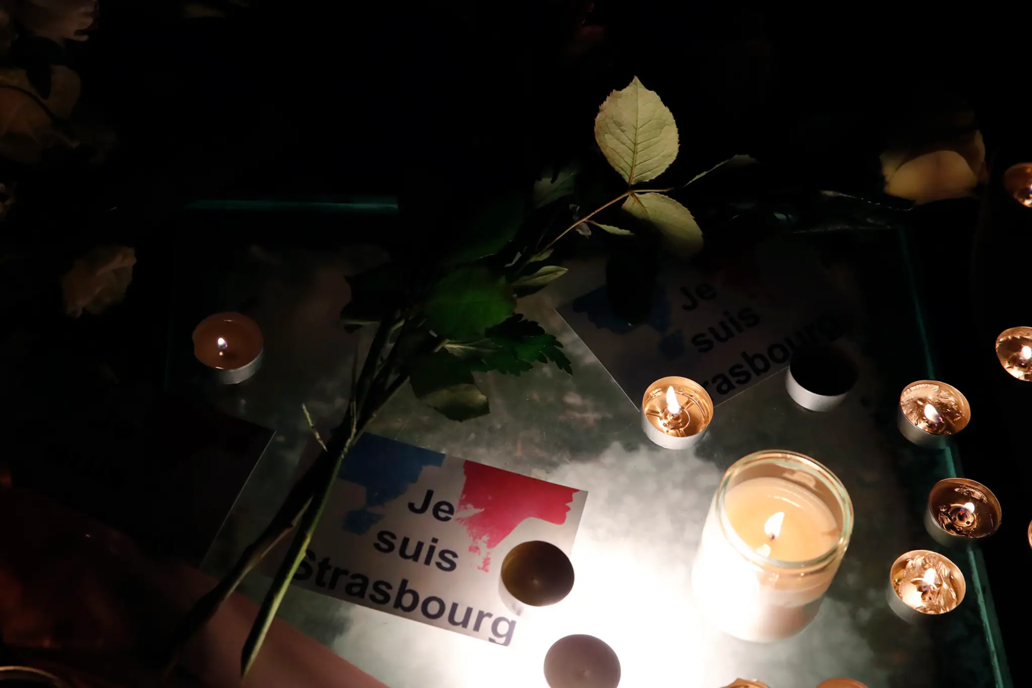 Pietne miesto na znak úcty obetiam útoku v Štrasburgu.