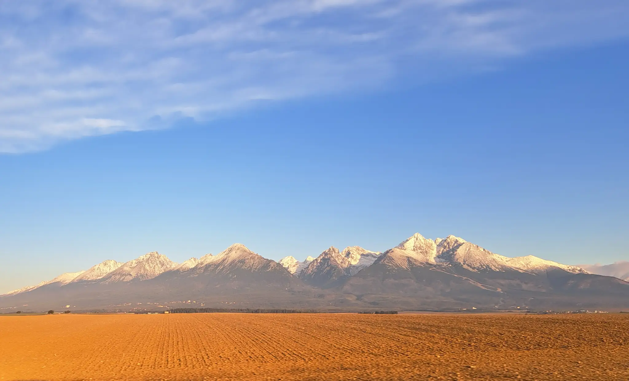 Na snímke pohľad na Vysoké Tatry z cesty medzi Popradom a Veľkou Lomnicou