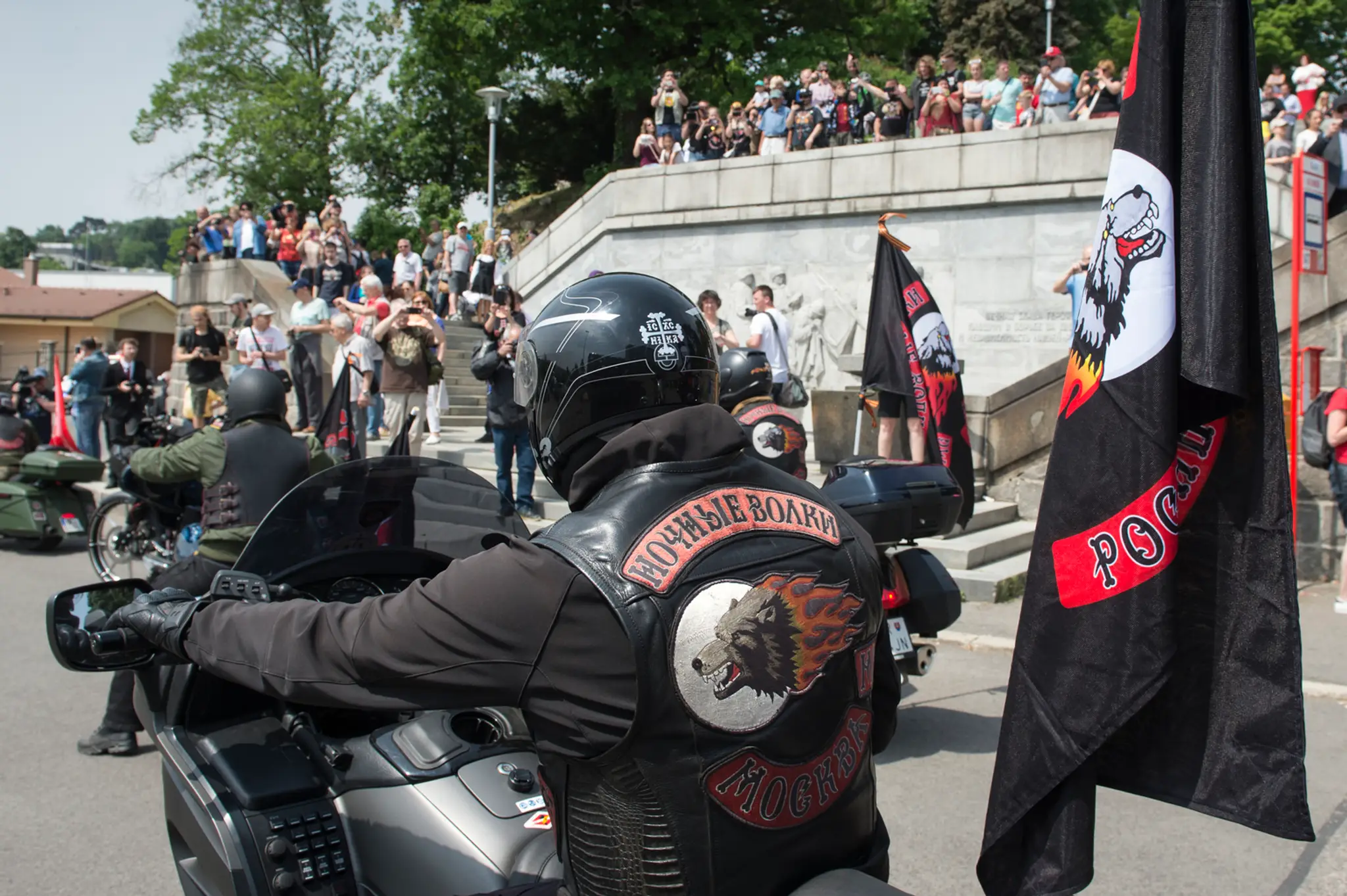 Na snímke Noční vlci na motorkách prichádzajú na Slavín