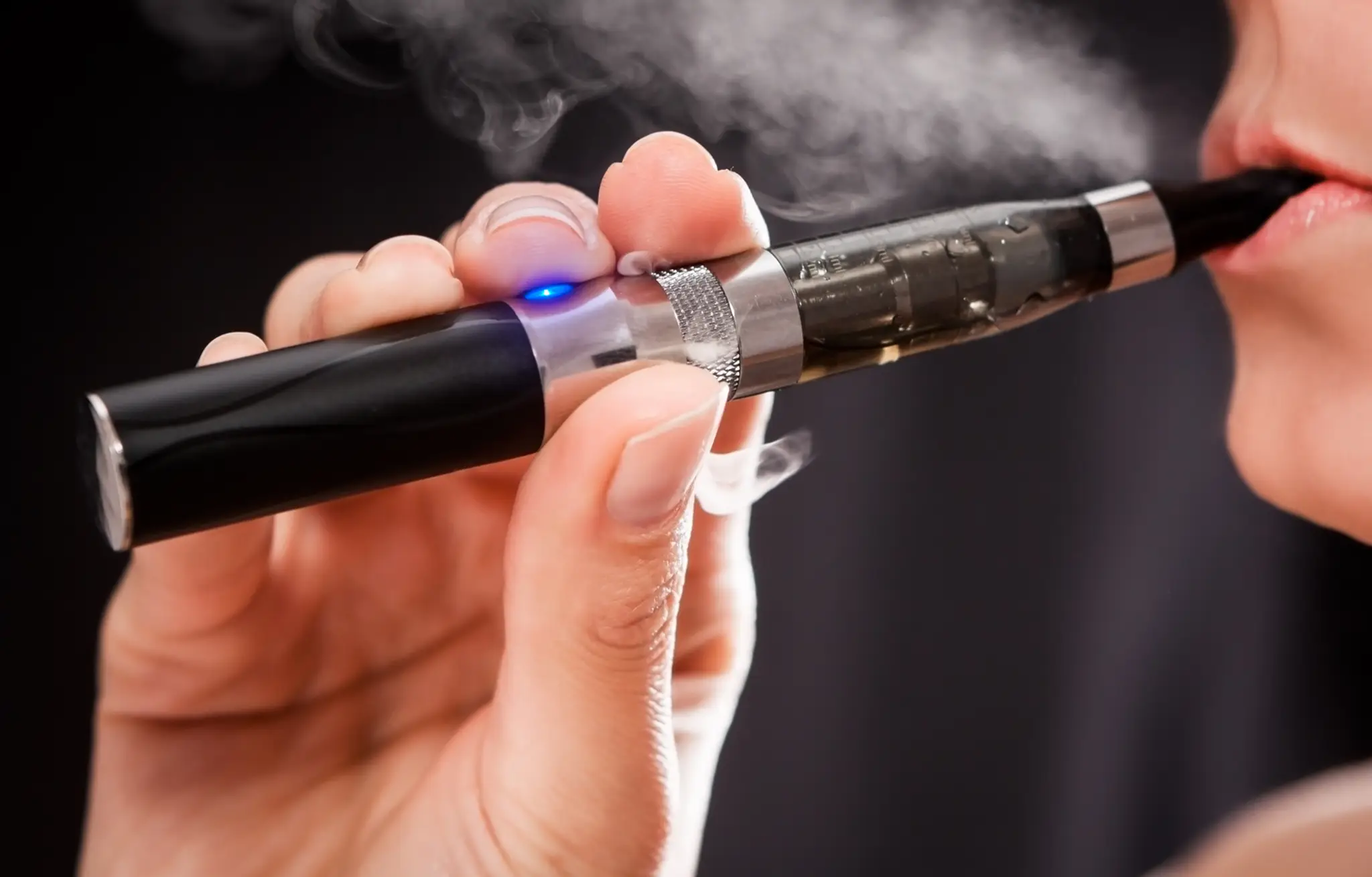 Fajčenie elektronickej cigarety.