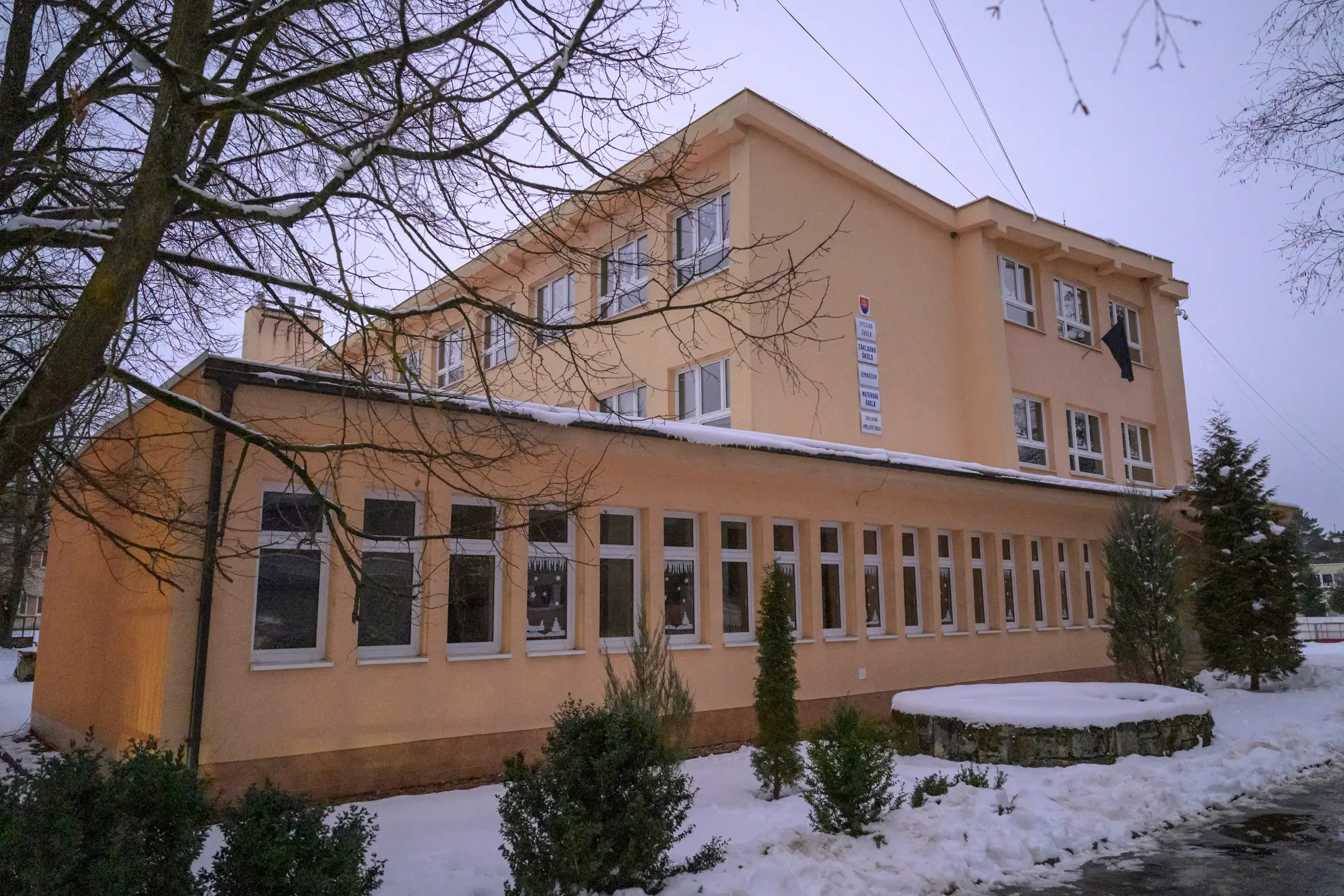 Na snímke čierna vlajka veje na jednej zo školských budov po útoku nožom na gymnáziu v meste Spišská Stará Ves