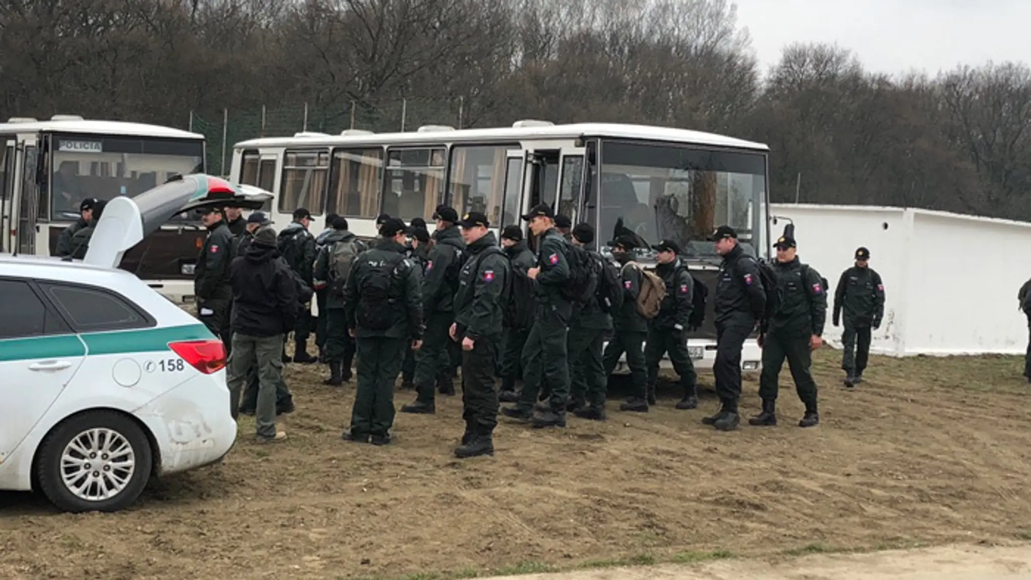 Policajti prehľadávajú Mačiansky háj.