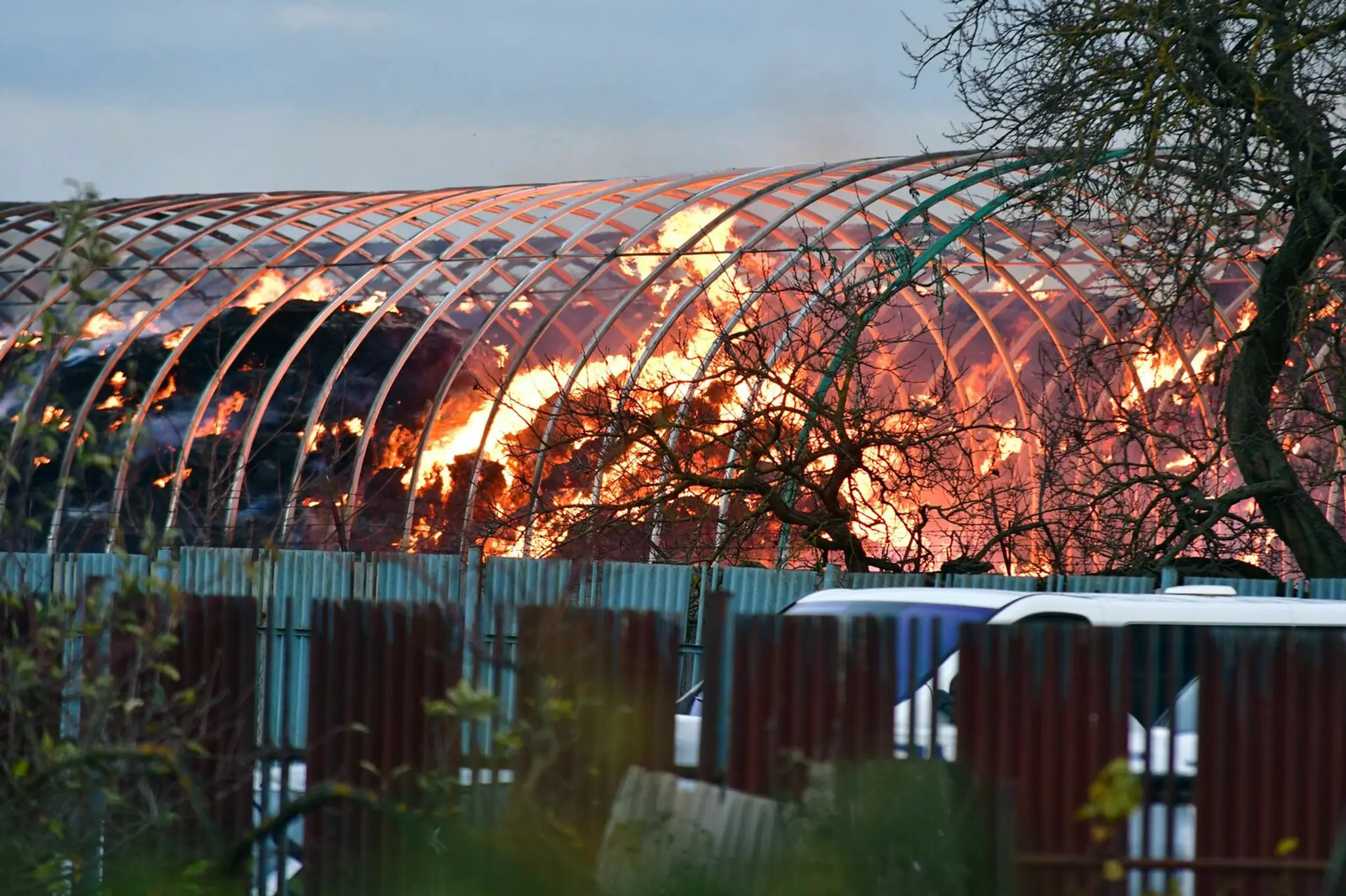 Na snímke požiar skladu slamy v areáli teplárne Trebišovská energetická