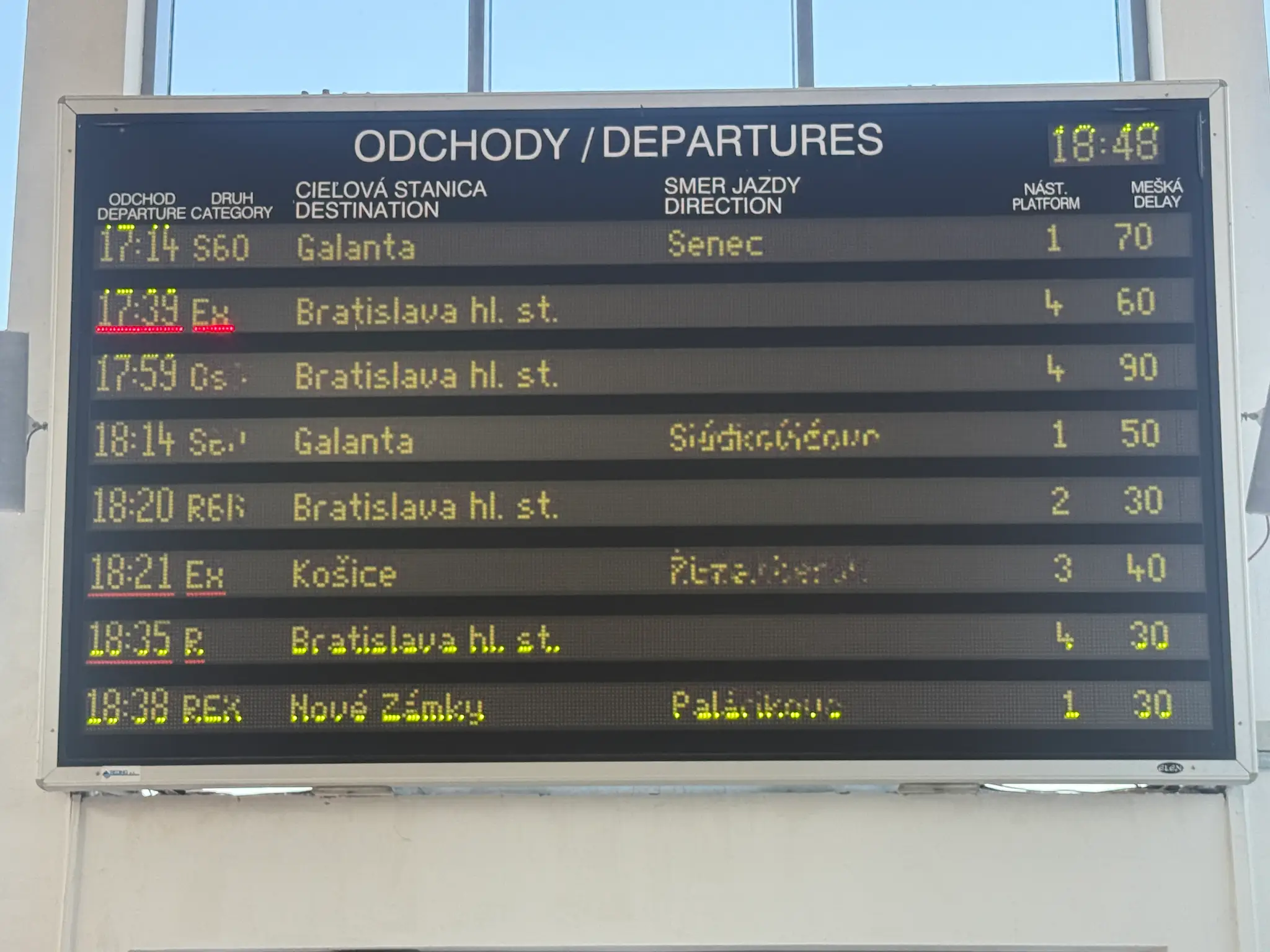 Rýchlik uviazol pred stanicou, na ktorej je odstavený pokazený vlak.