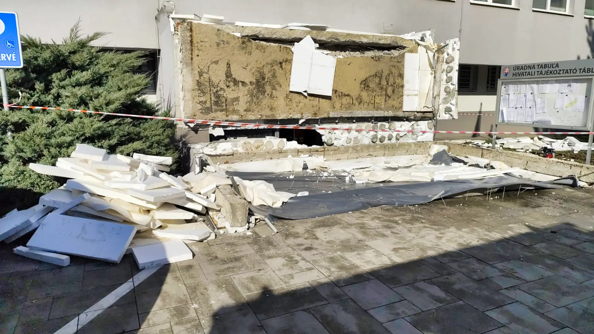 V Komárne sa zrútila časť strechy budovy klientskeho centra