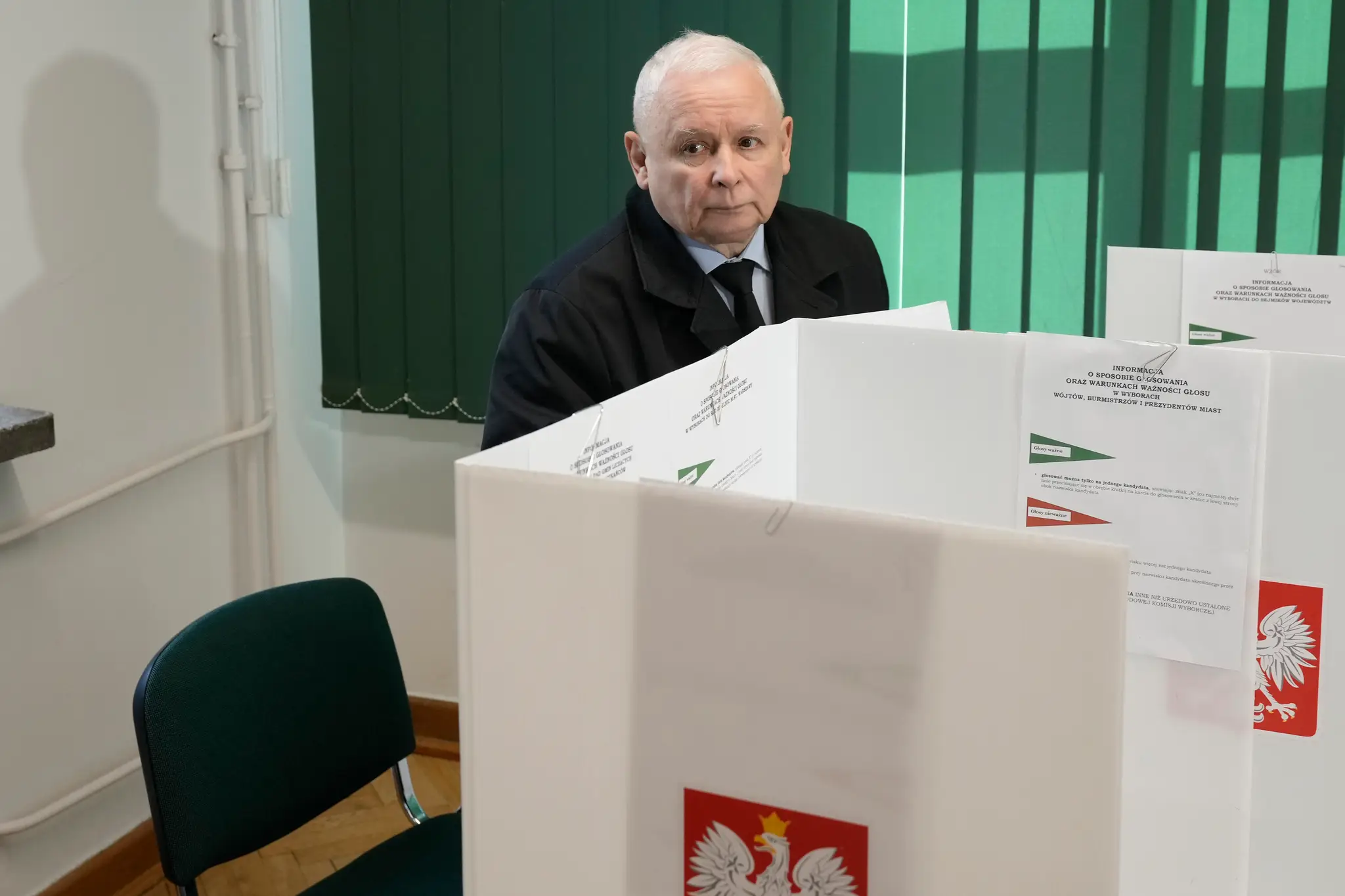 Predseda opozičnej konzervatívnej strany Právo a spravodlivosť (PiS)  Jaroslaw Kaczynski volí.