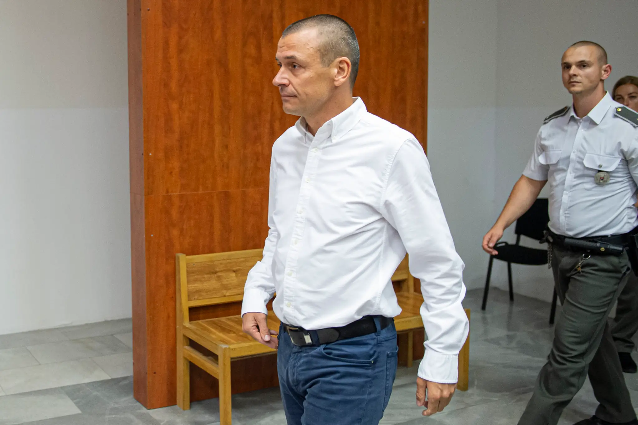 Marek Šilhavík dostáva prsteň od svojej Žanety na znak vernosti.